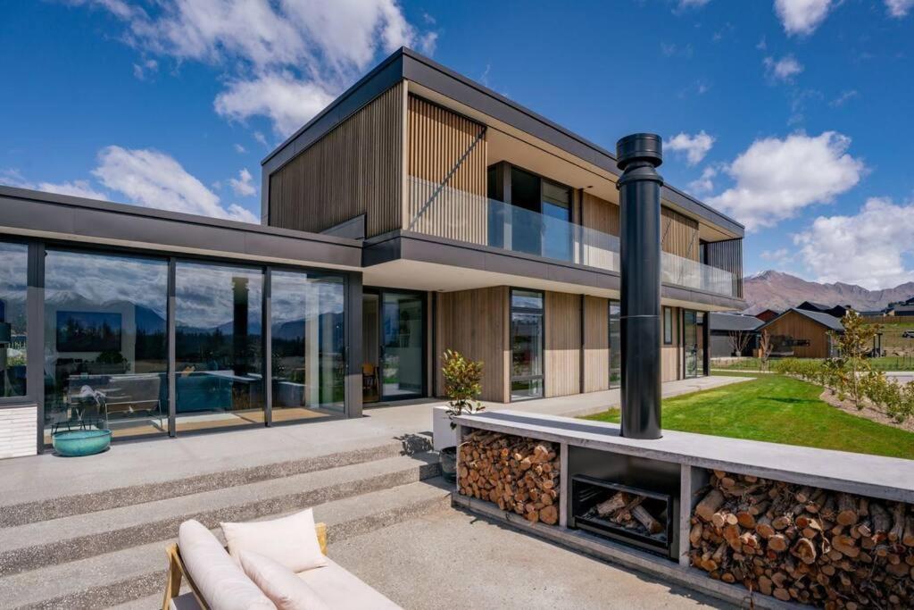 Mountain view modern - large home with bar & hot tub