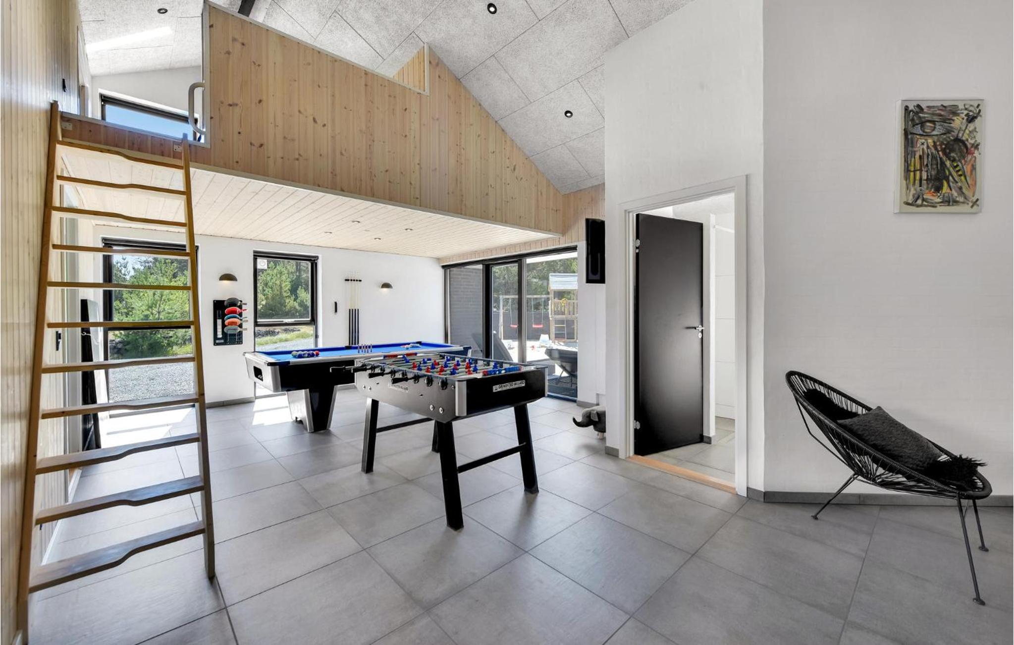 Nice Home In Blåvand With Kitchen