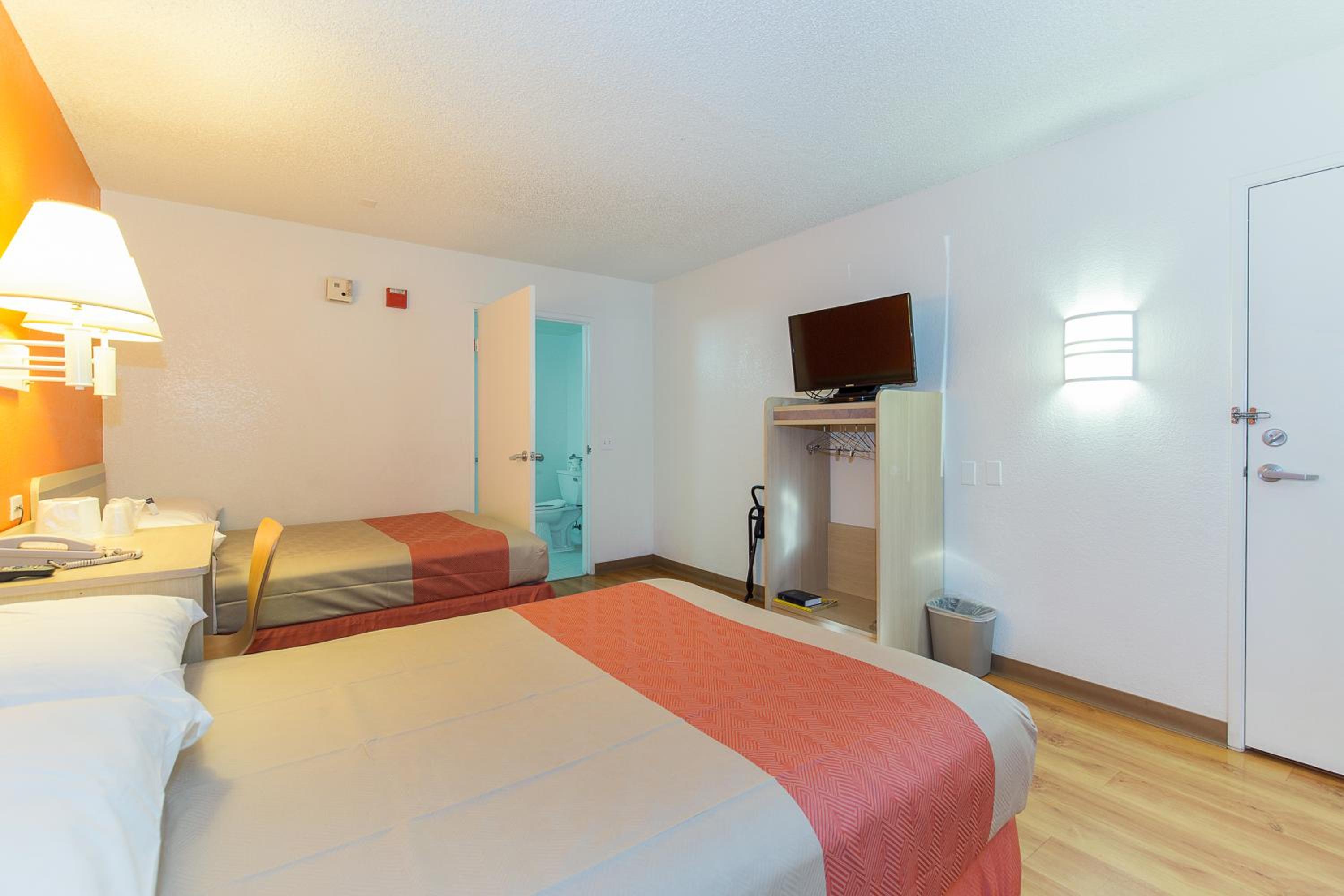 Hayward Vacations - Motel 6 Hayward, CA- Silicon Valley Gateway - Property Image 36