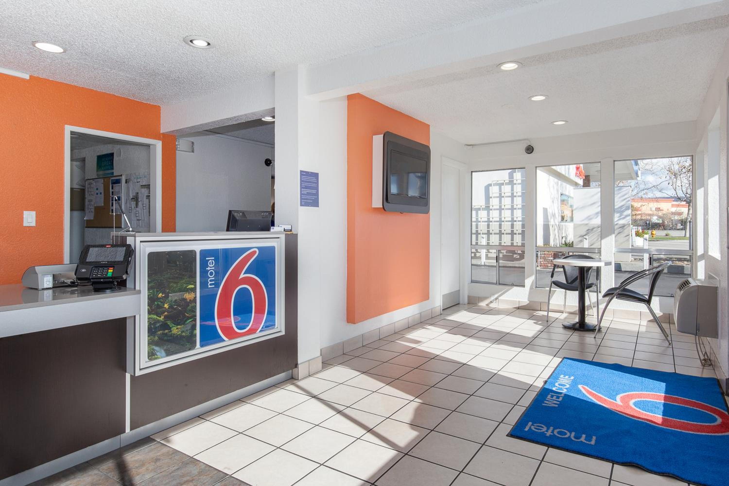 Hayward Vacations - Motel 6 Hayward, CA- Silicon Valley Gateway - Property Image 4