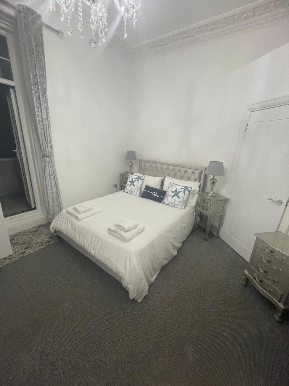 Sea view apartment with large balcony Torquay view 3