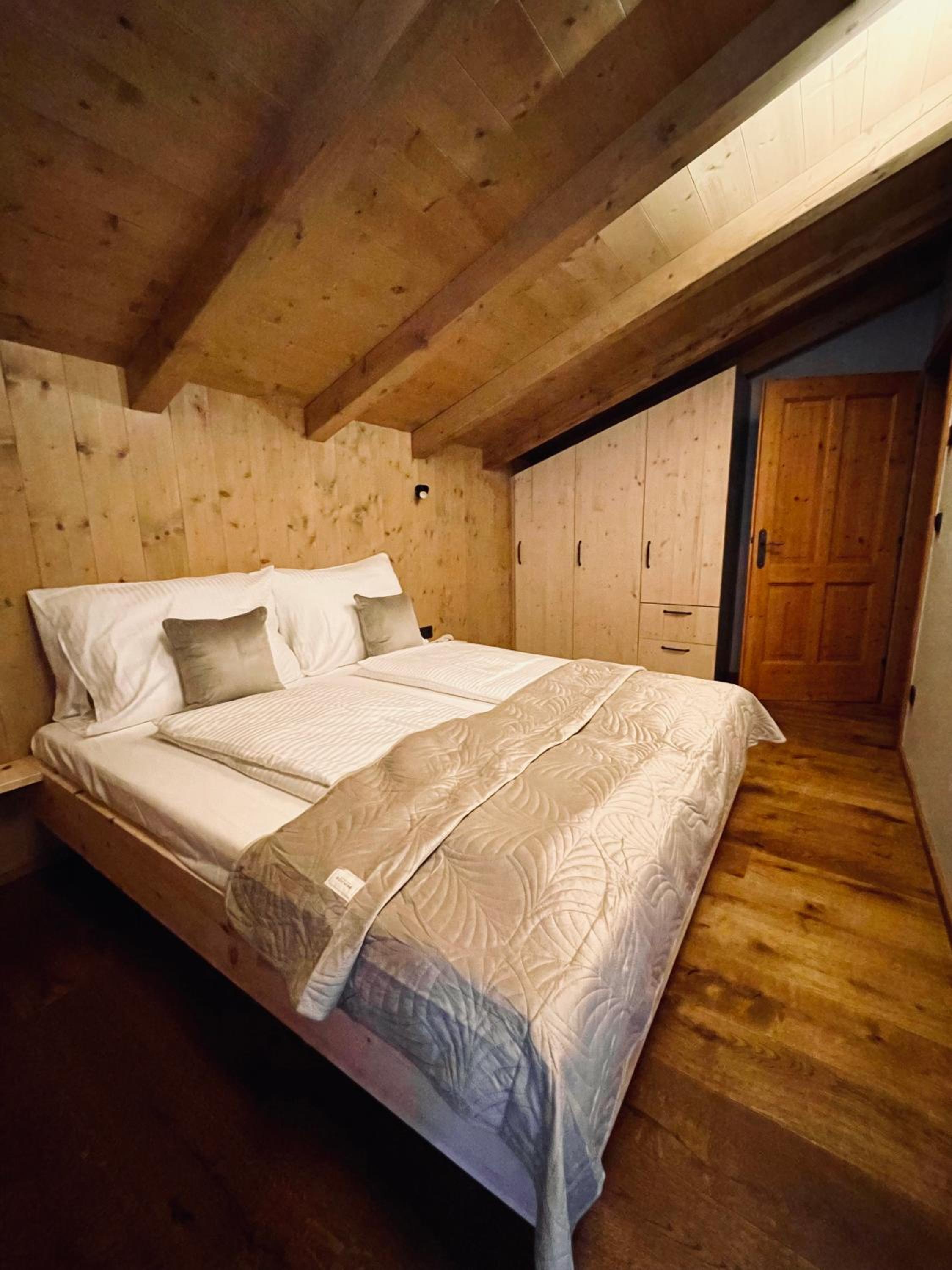 Cosy Chalet with garden, fire pit & stunning views