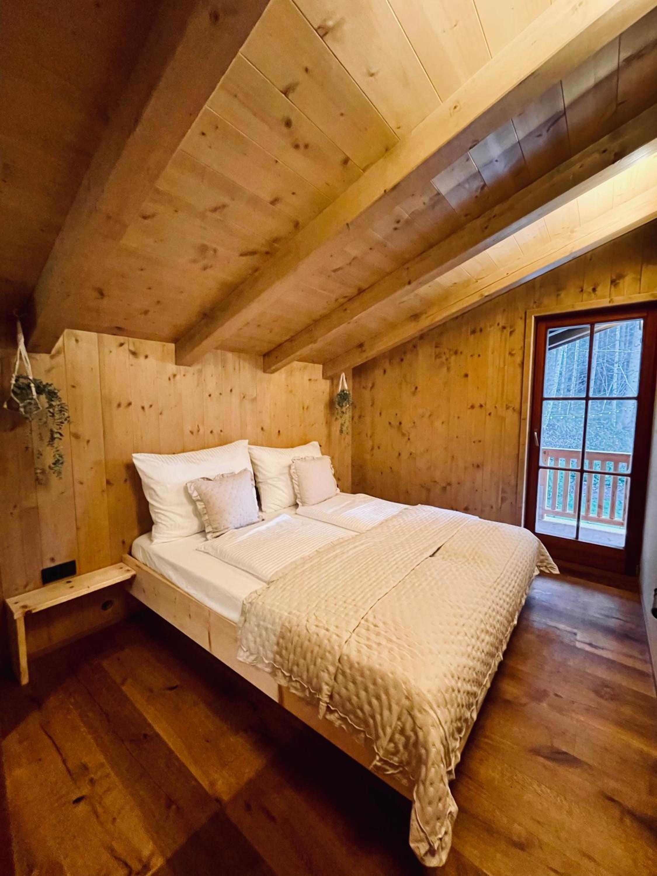 Cosy Chalet with garden, fire pit & stunning views