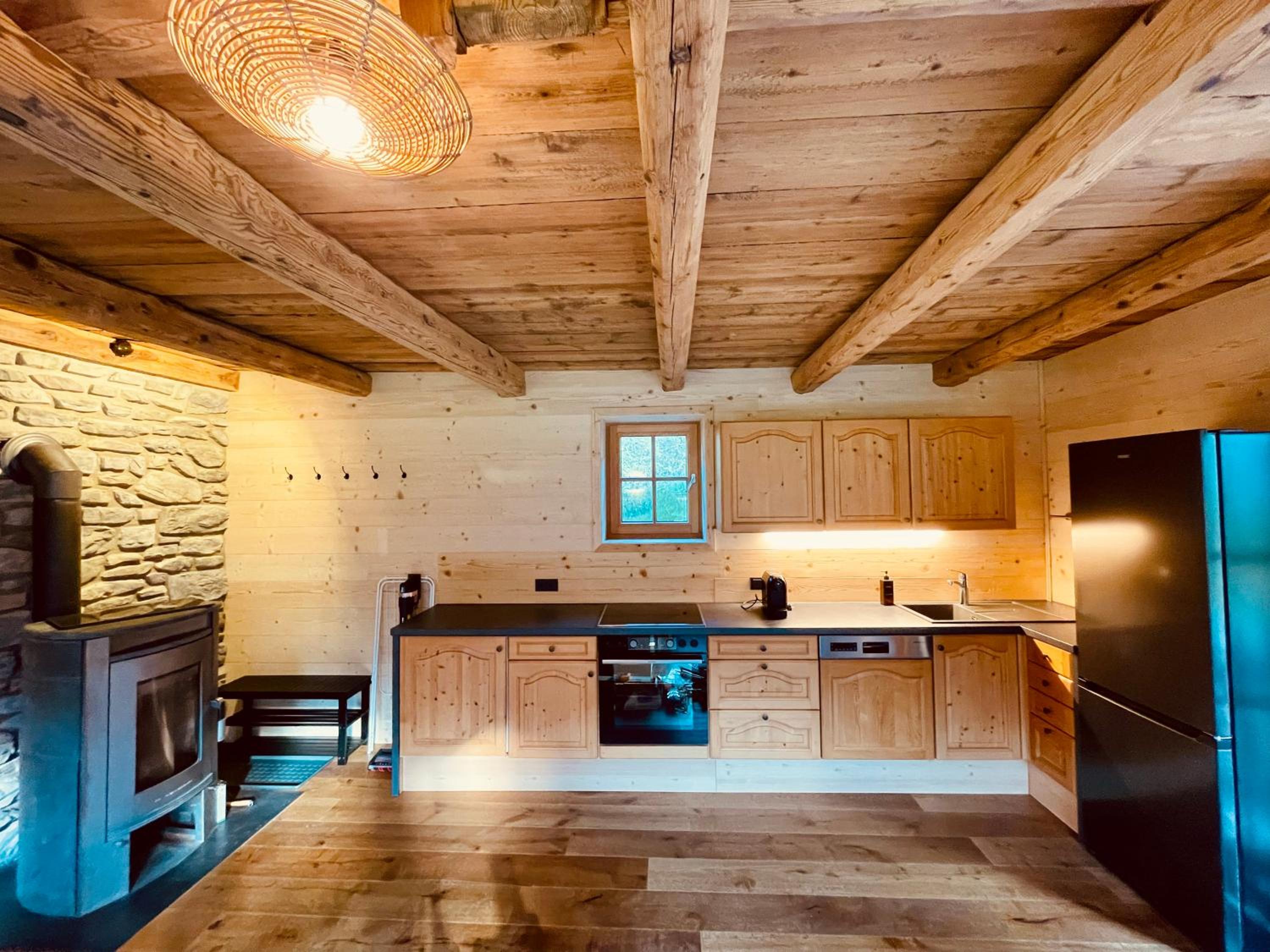 Cosy Chalet with garden, fire pit & stunning views