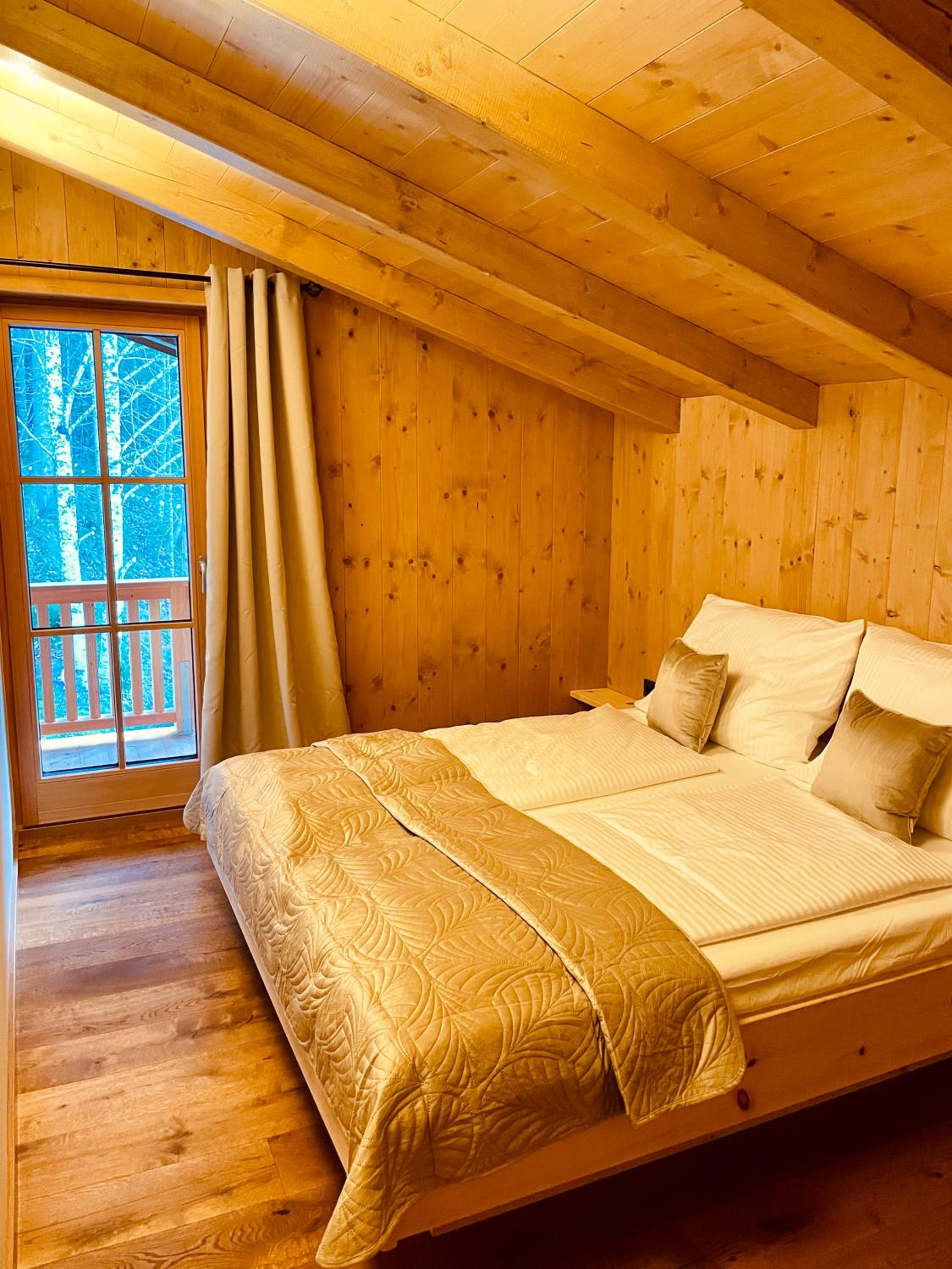 Cosy Chalet with garden, fire pit & stunning views
