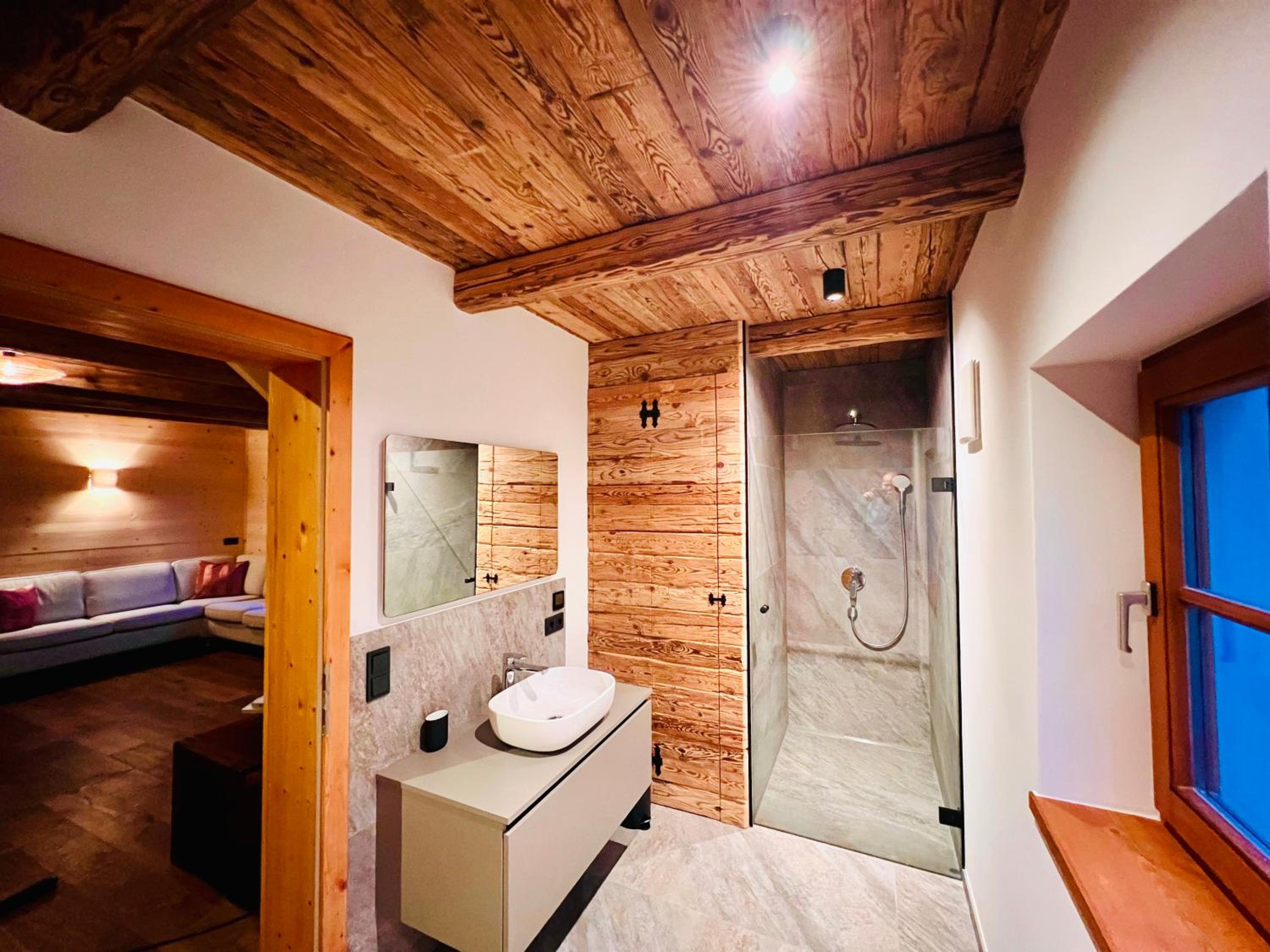 Cosy Chalet with garden, fire pit & stunning views