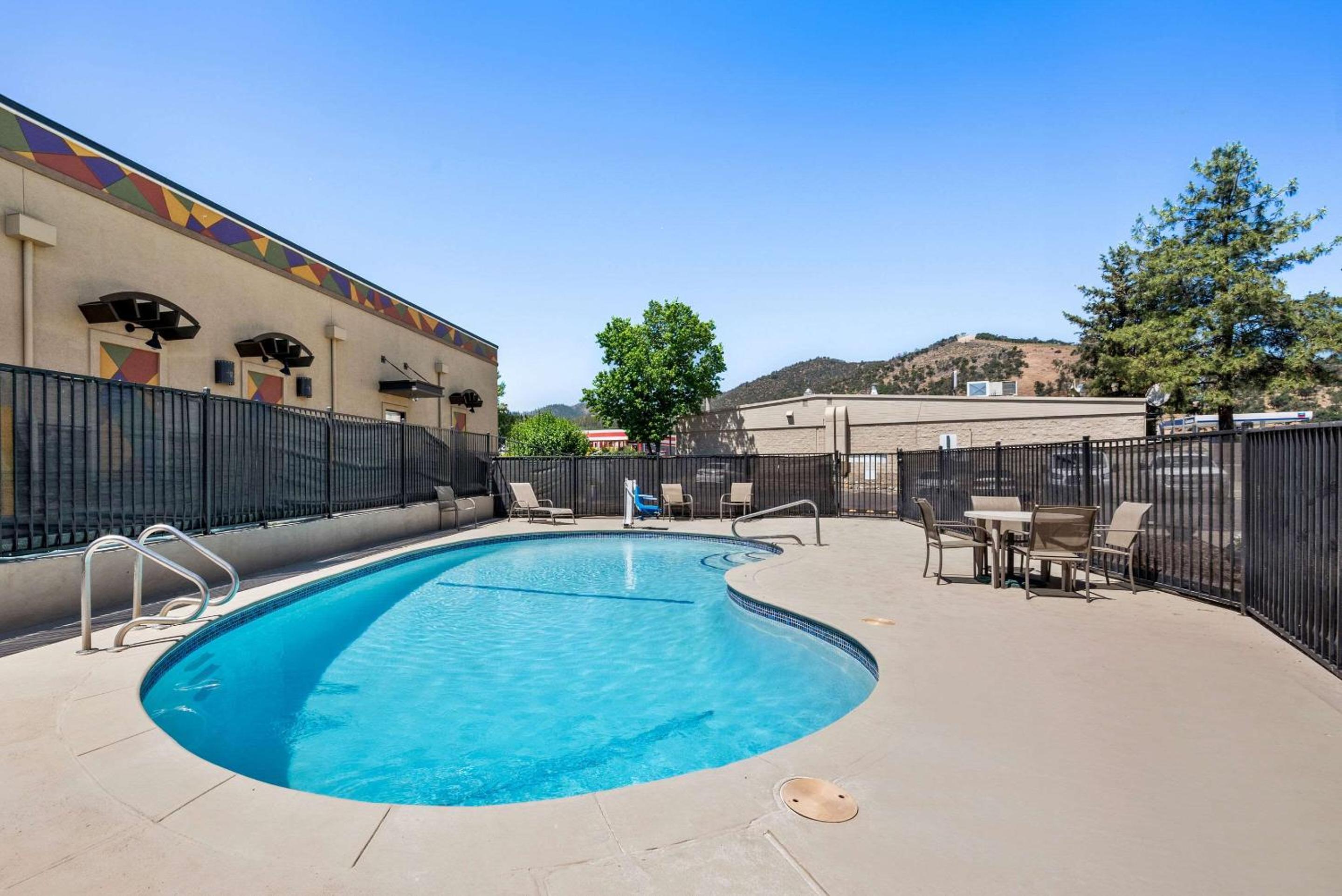 Yreka Vacations - Comfort Inn Yreka I-5 - Property Image 2