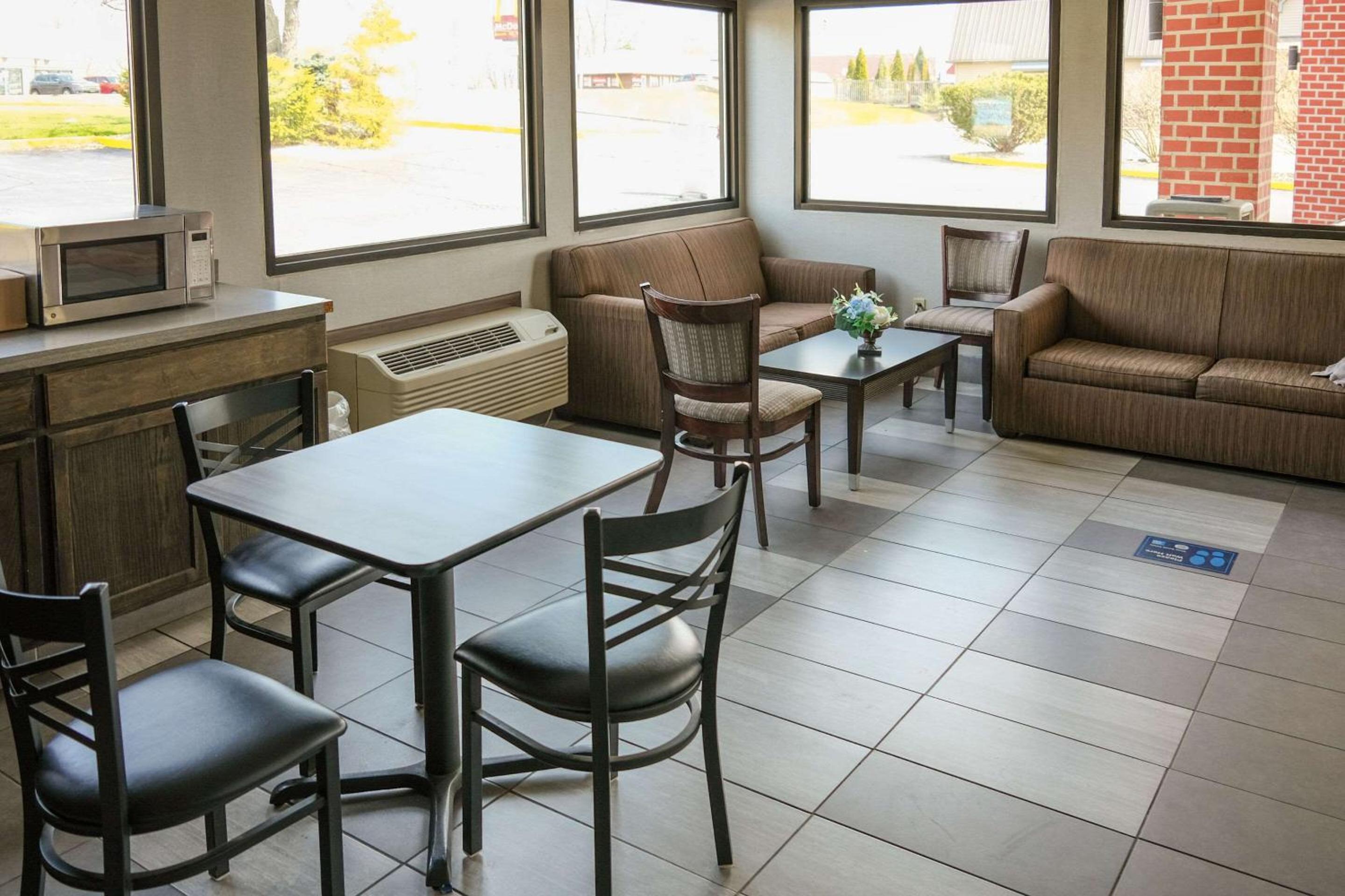 Econo Lodge Wooster view 2