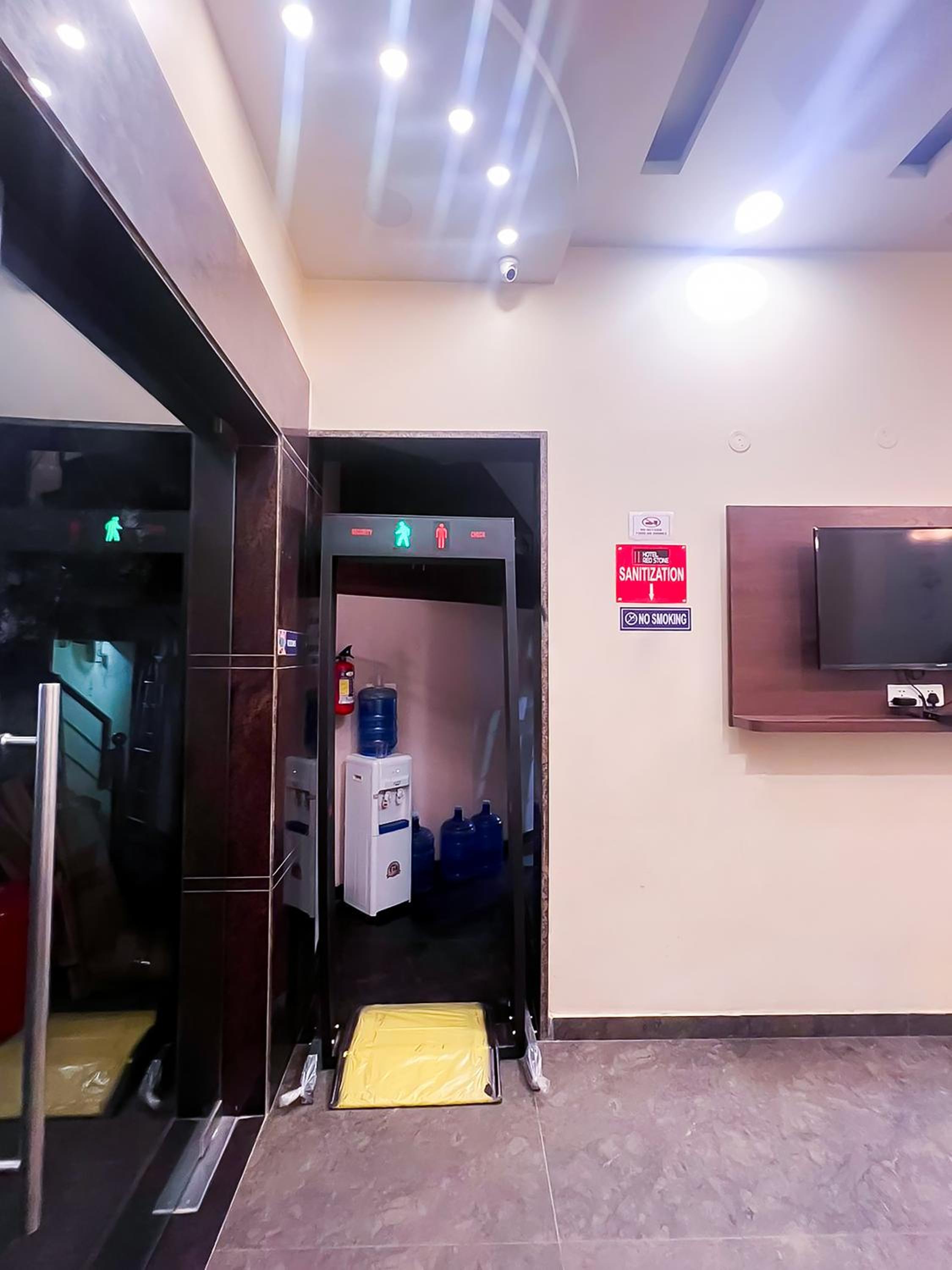 Hotel Red Marble Near IGI Airport view 5