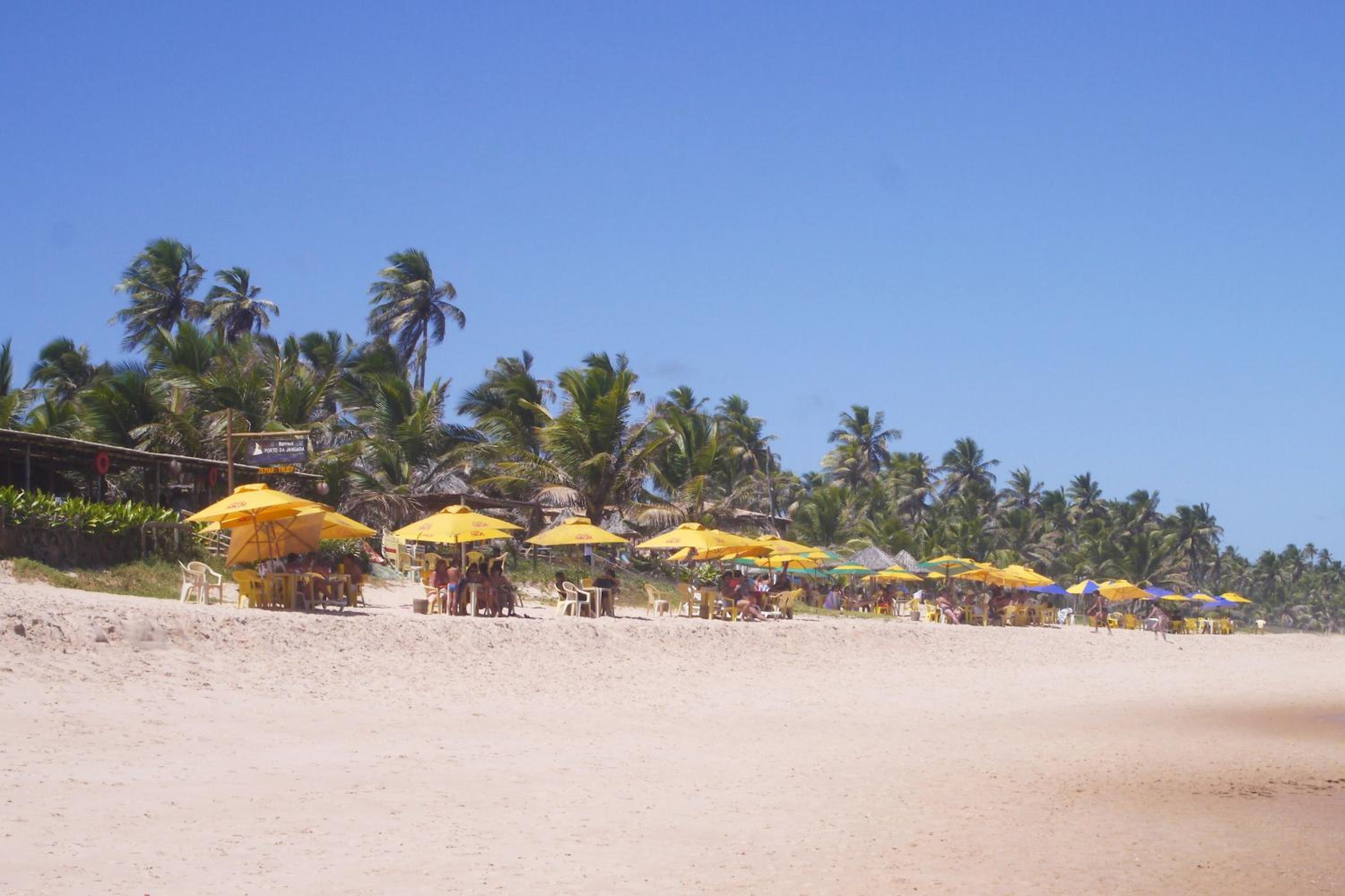 Vilacentro - colorida e ao lado dos restaurantes