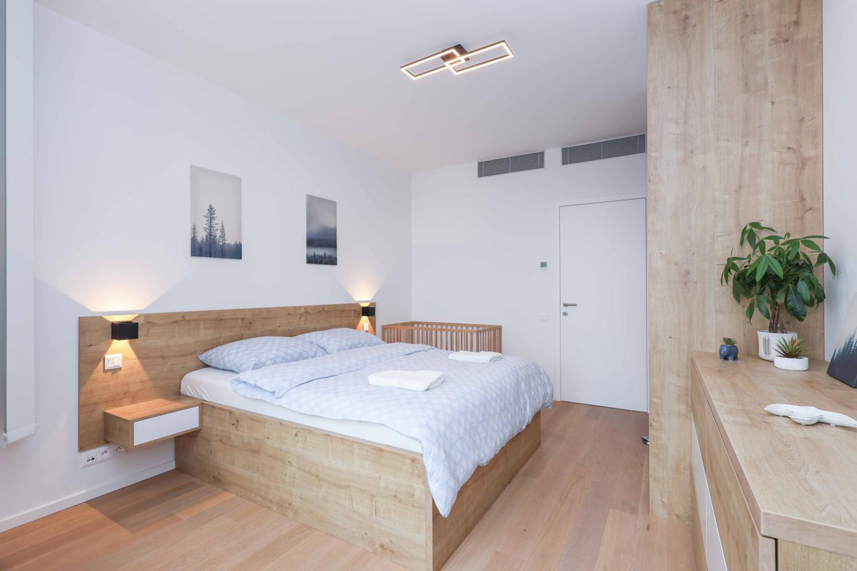 Skypark Tower 3-2 bedroom luxe apartment with free parking view 5