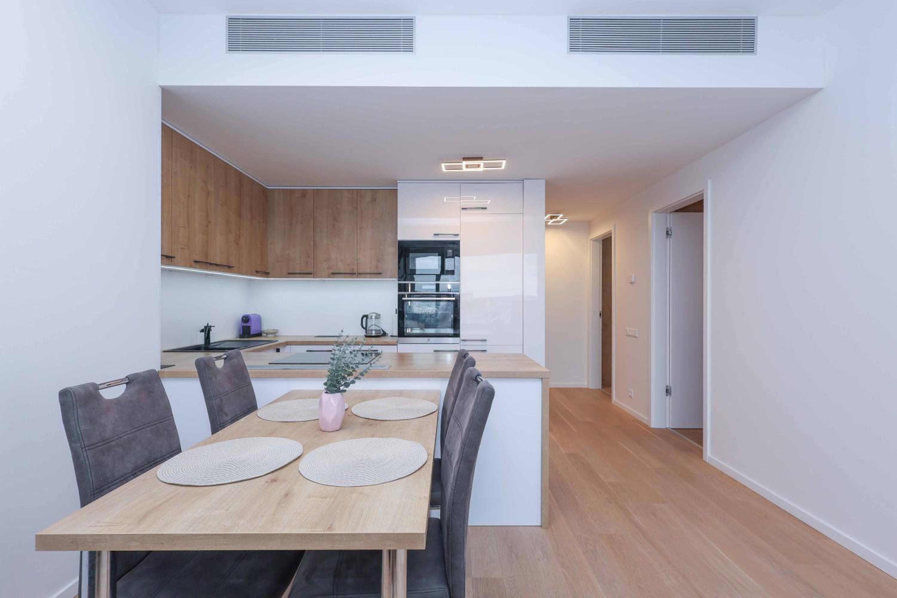 Skypark Tower 3-2 bedroom luxe apartment with free parking view 4