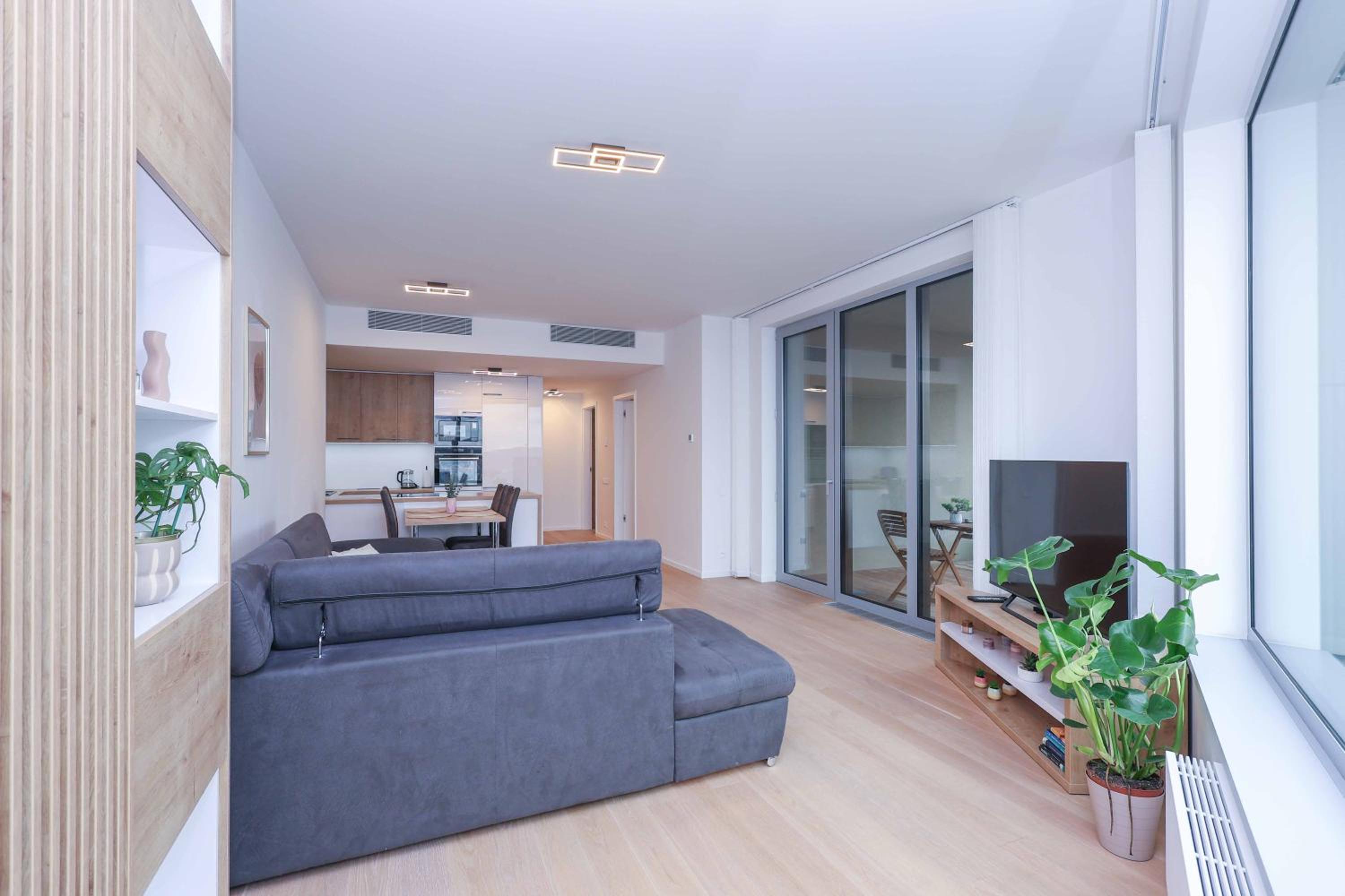Skypark Tower 3-2 bedroom luxe apartment with free parking view 3