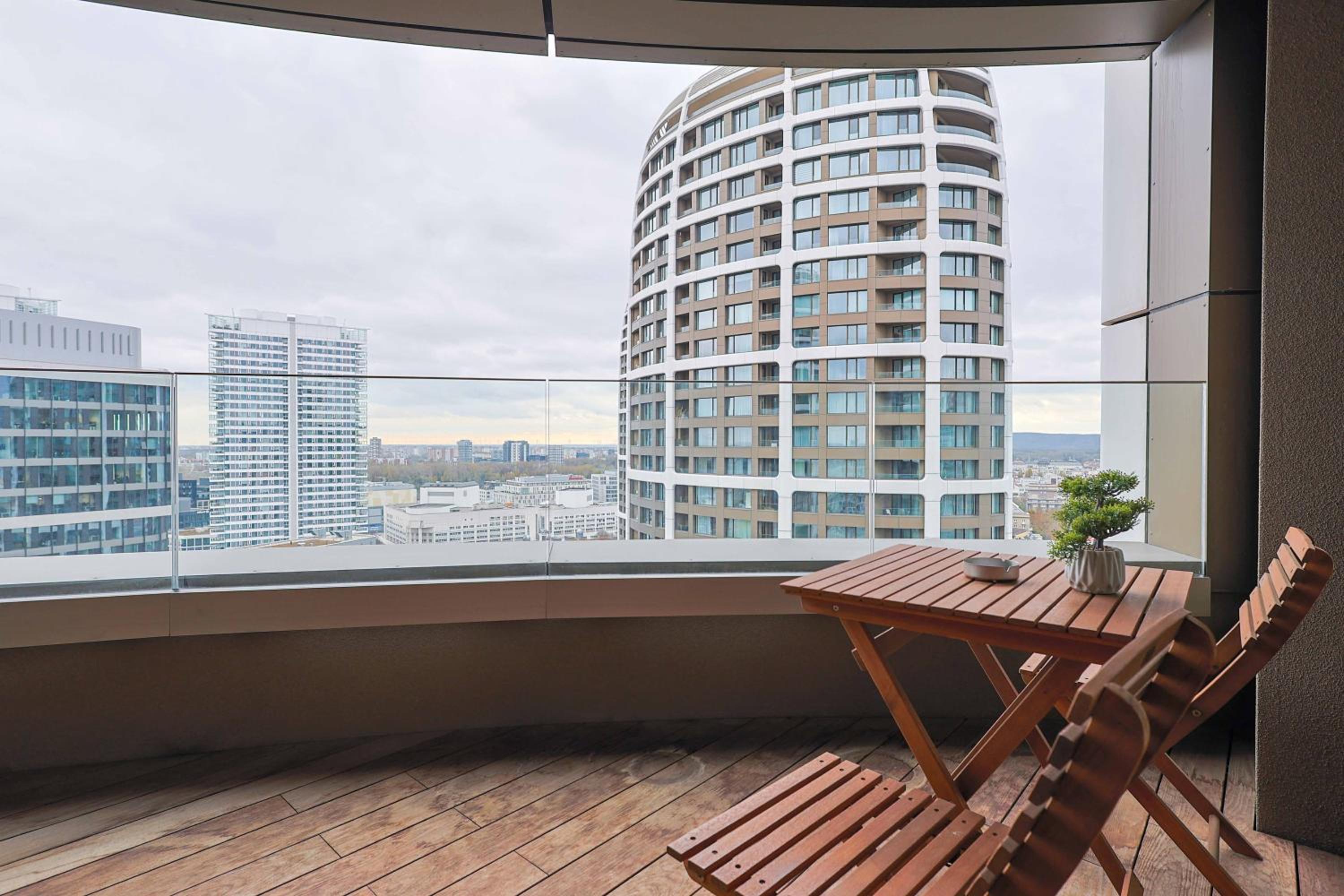 Skypark Tower 3-2 bedroom luxe apartment with free parking view 2