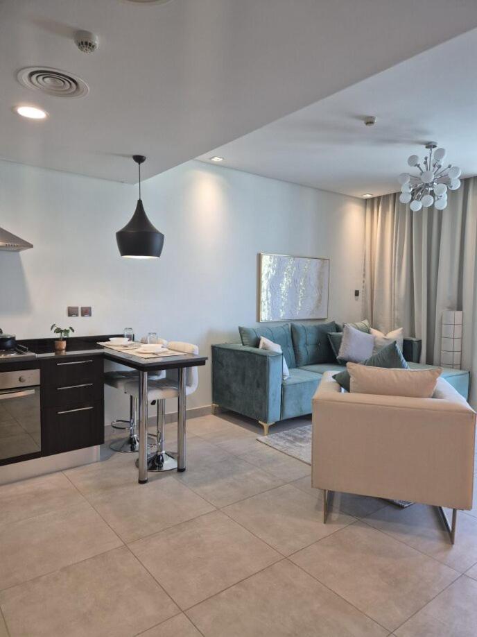 Luxury Romantic Sea View Apartment-ERAإقامة هادئة إطلالة بحرية موقع استثنائي- Manama