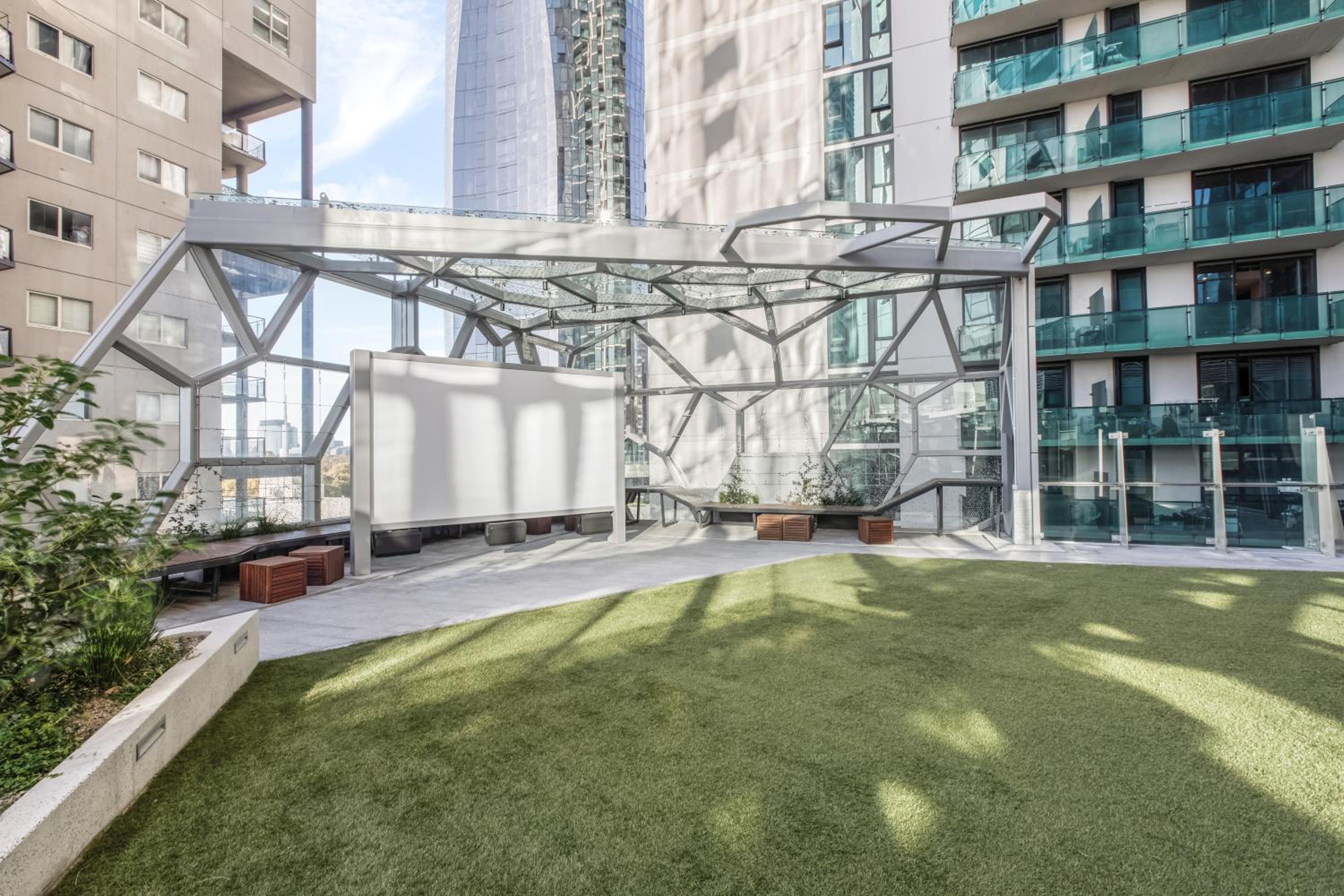 Modern Nomads Skyline View Escape - 2Bedroom by Gardens and Station