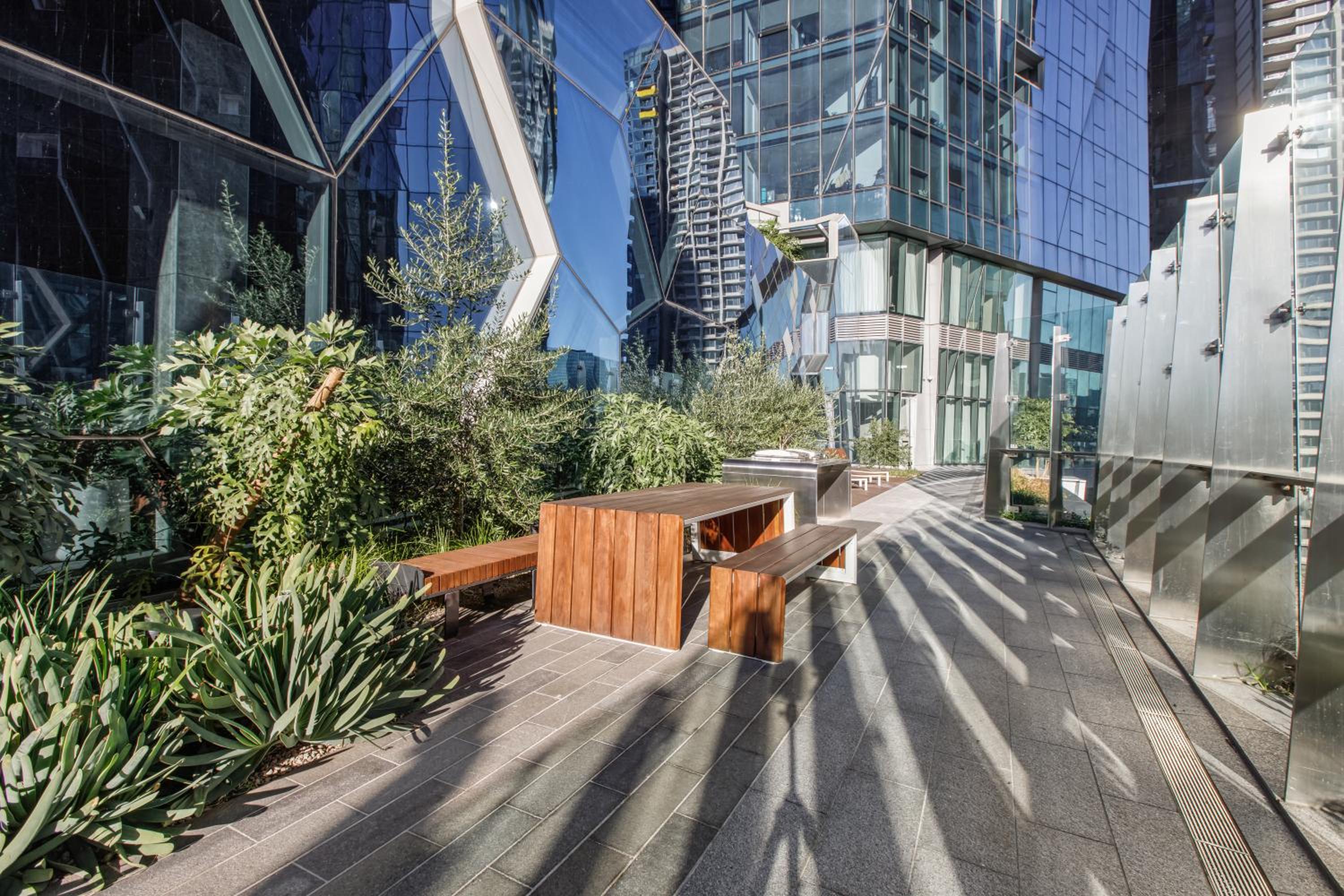 Modern Nomads Skyline View Escape - 2Bedroom by Gardens and Station