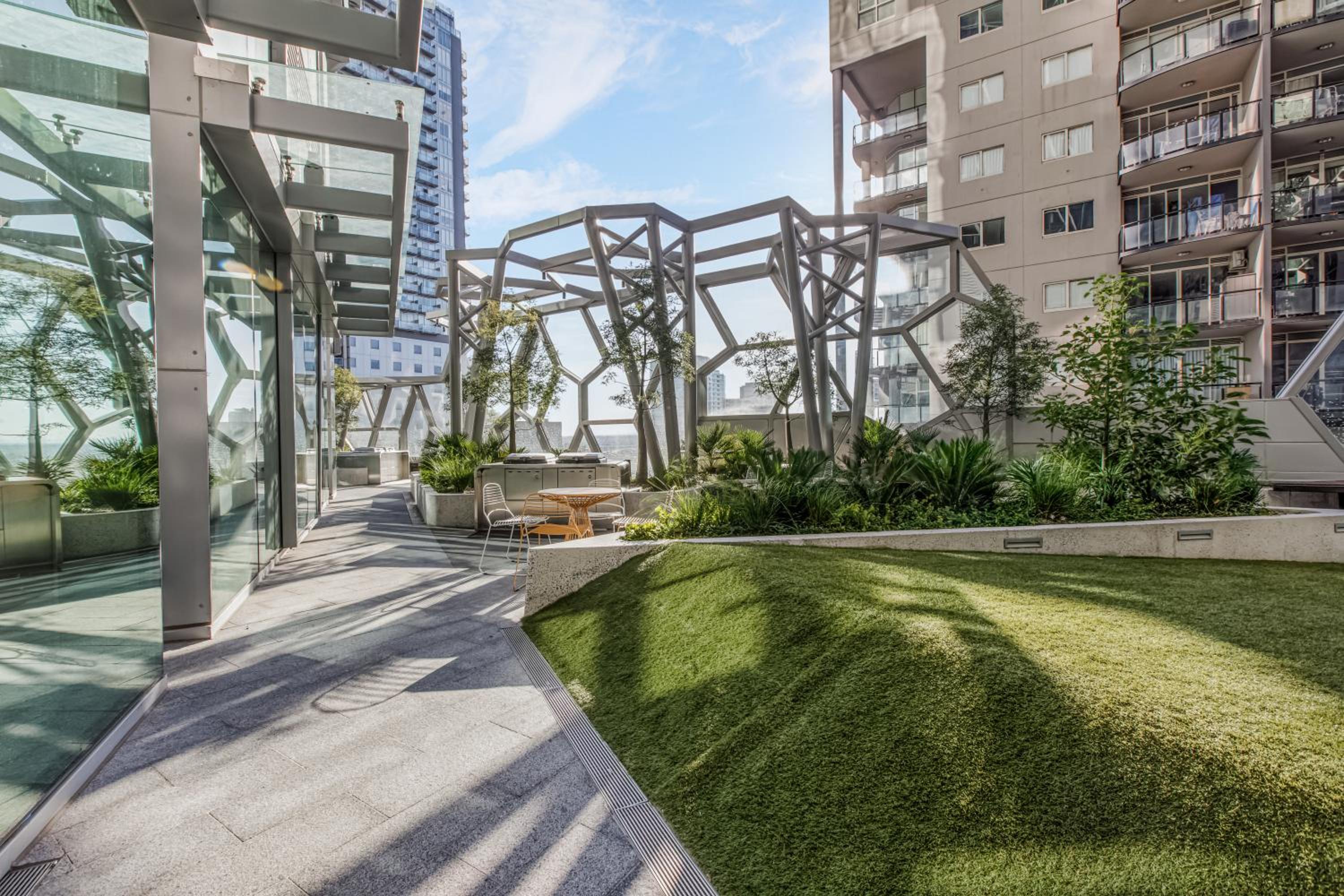 Modern Nomads Skyline View Escape - 2Bedroom by Gardens and Station