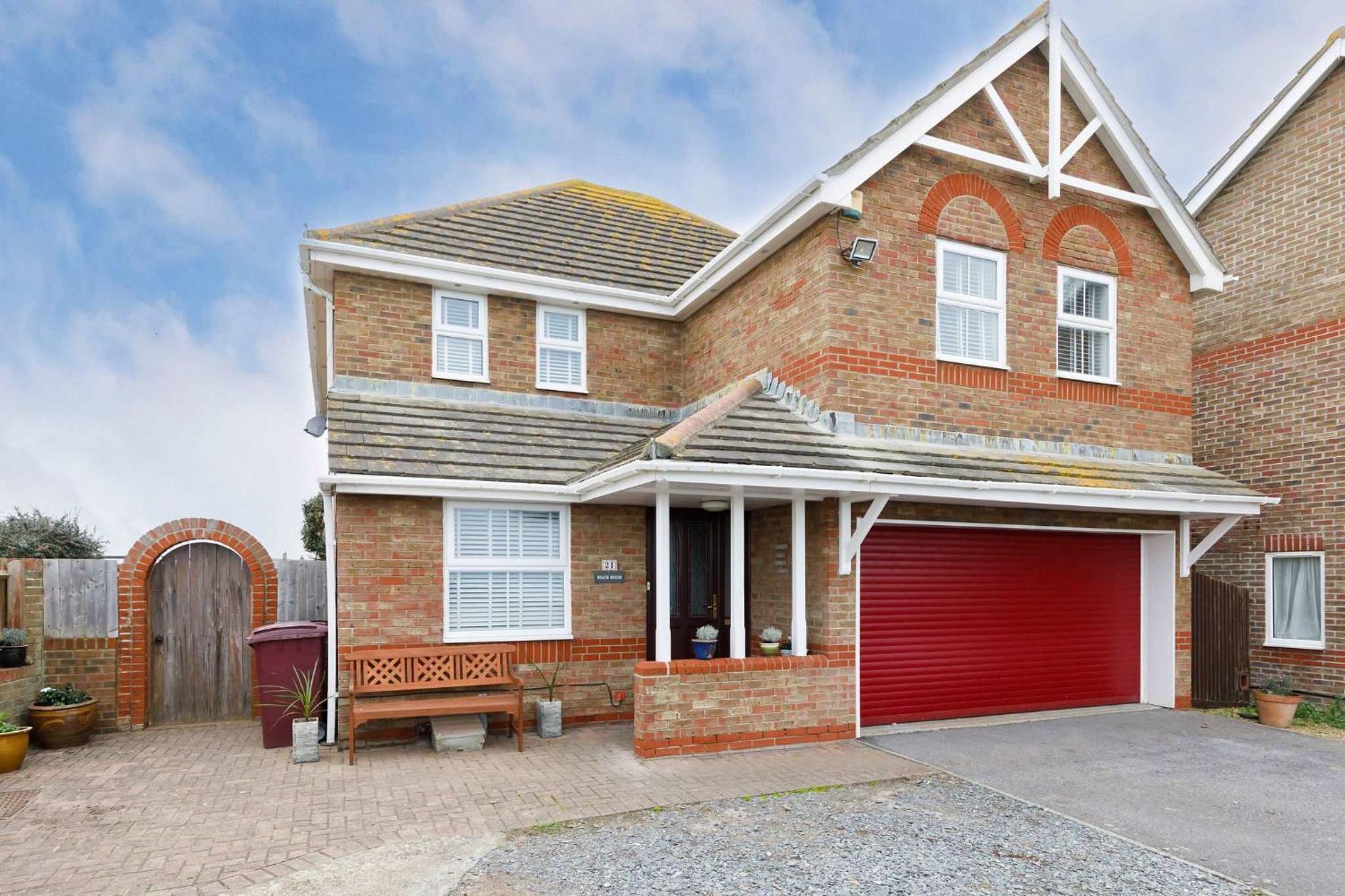 Spacious 4-Bed Seaside Retreat in Selsey - main view