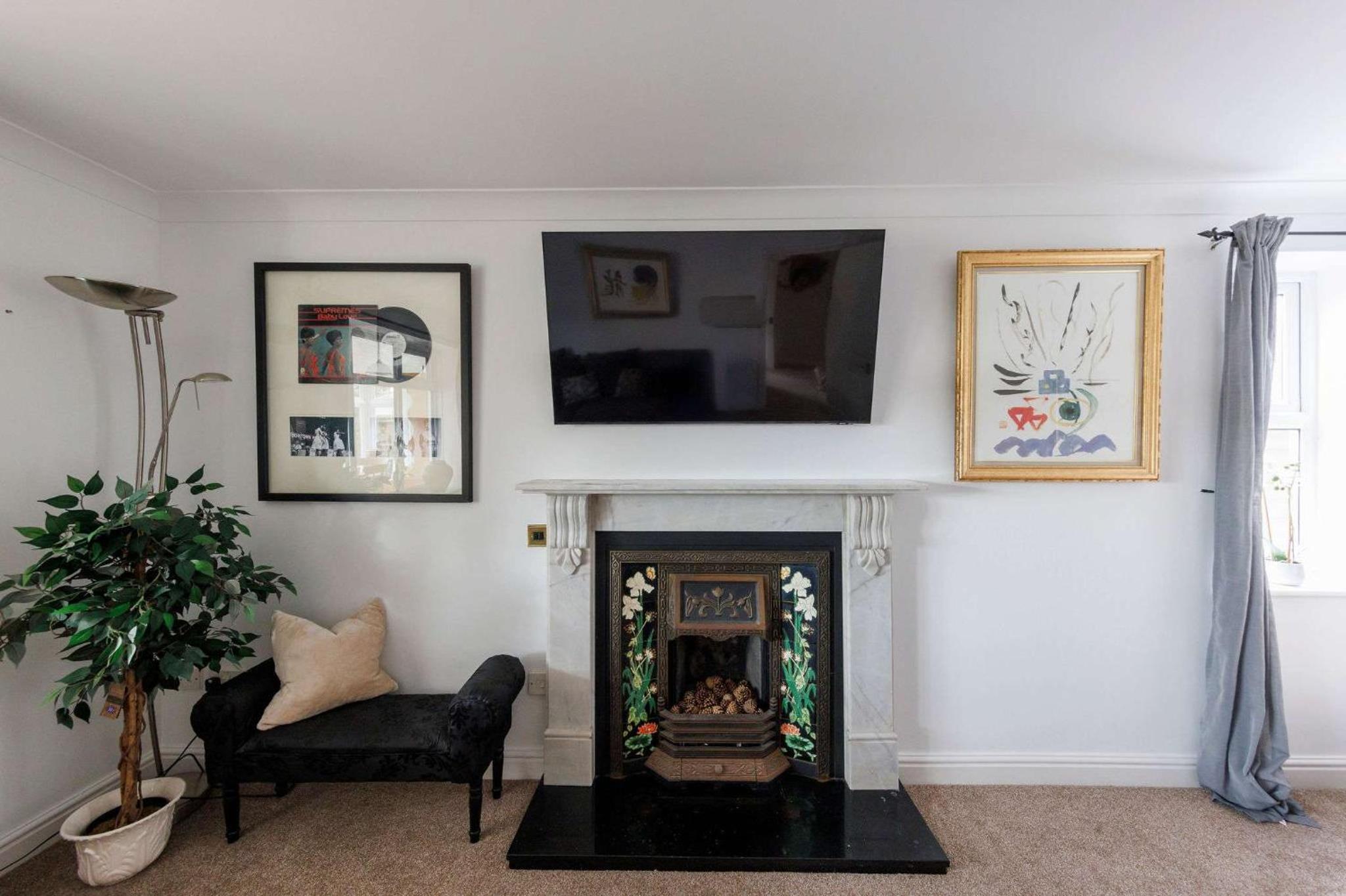 Spacious 4-Bed Seaside Retreat in Selsey view 3