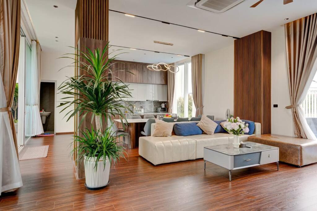 Luxury pool villa with Sauna - Free Pick up and Full AC view 4
