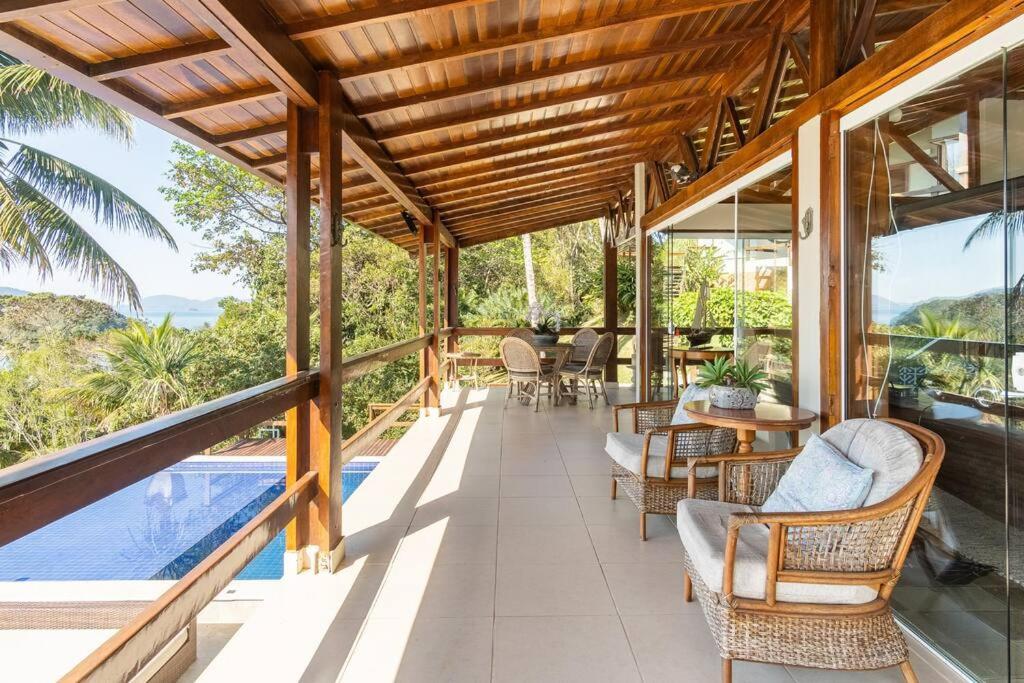 Casa alto padrão com surpreendente vista ao oceano
