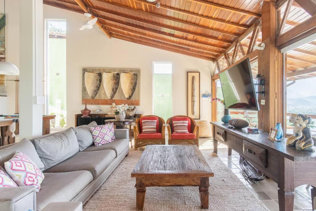 Casa alto padrão com surpreendente vista ao oceano