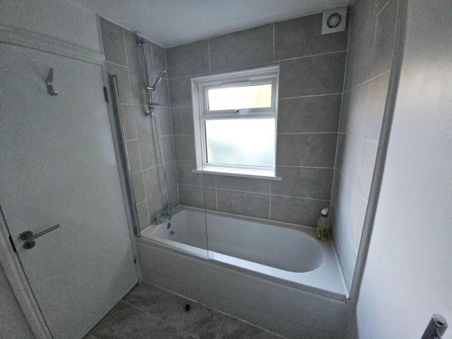 2-BR Apartment in Central London, Ideal Location!