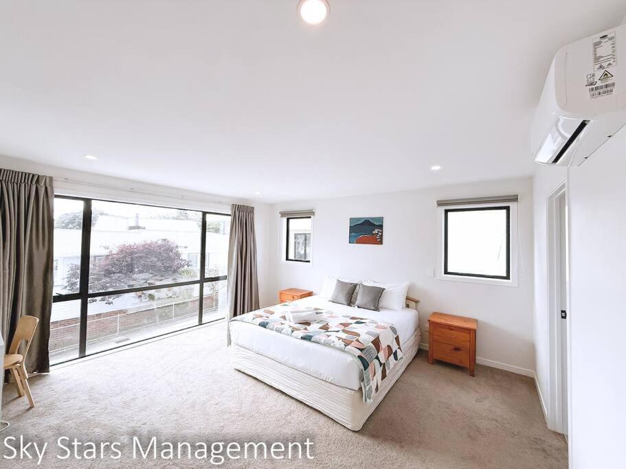 Black Friday Deal! Stunning modern house in Ellerslie view 4