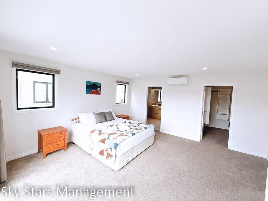 Black Friday Deal! Stunning modern house in Ellerslie view 2