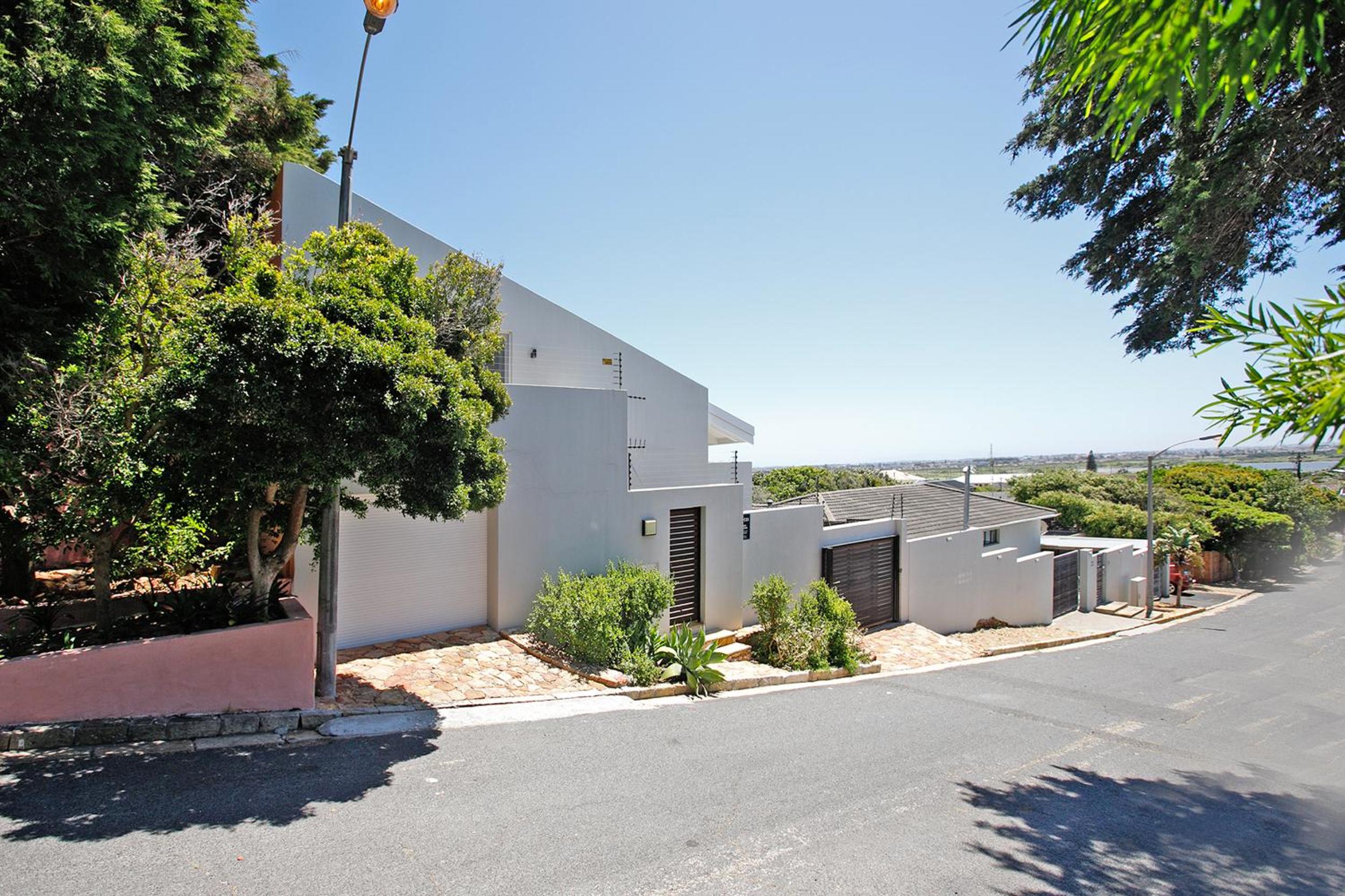 Lakeside Residence with Stunning Views view 3