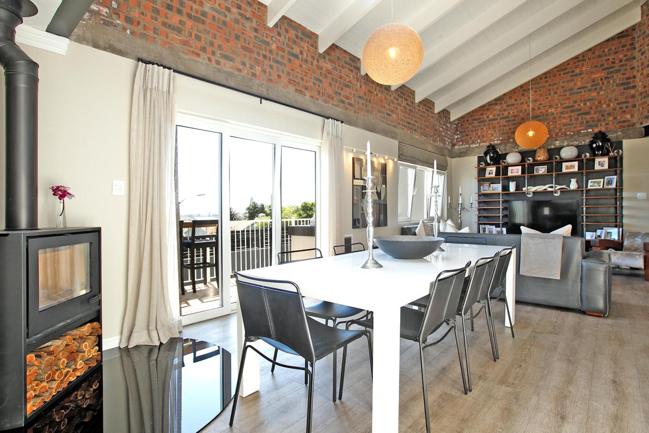 Lakeside Residence with Stunning Views view 4