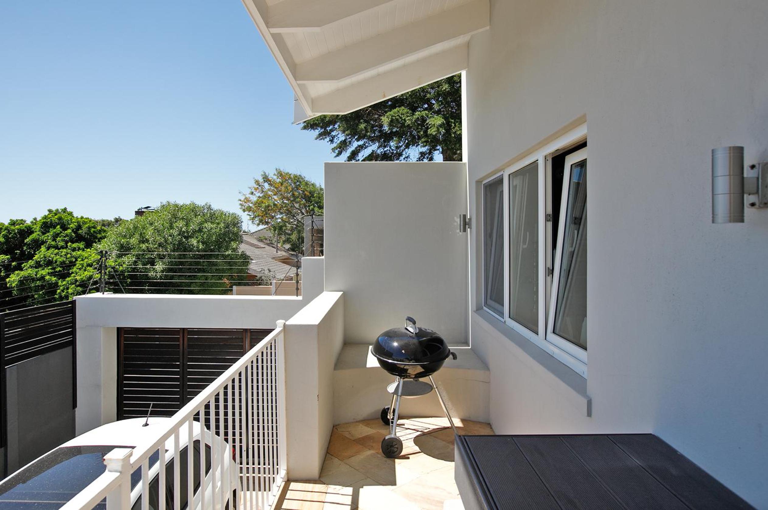 Lakeside Residence with Stunning Views view 2