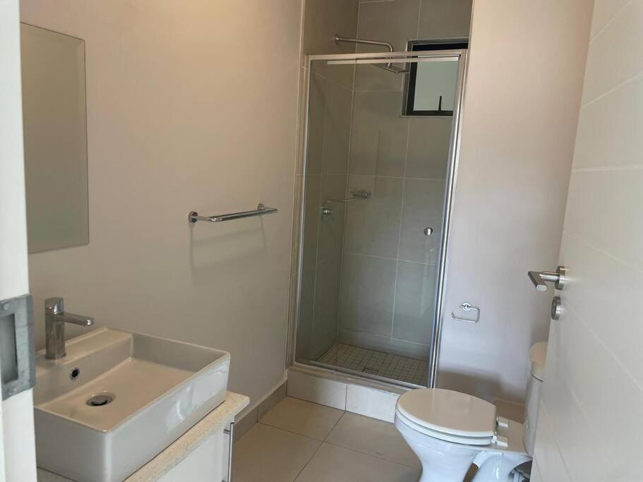 Luxurious 2BD 2BT APT in Midrand view 2