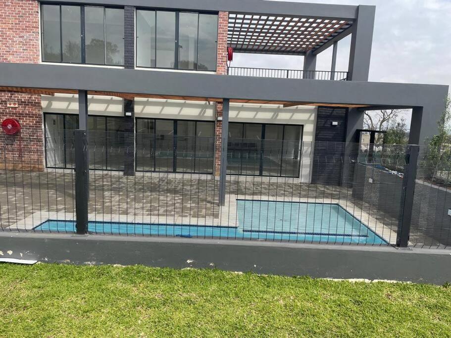 Luxurious 2BD 2BT APT in Midrand view 5
