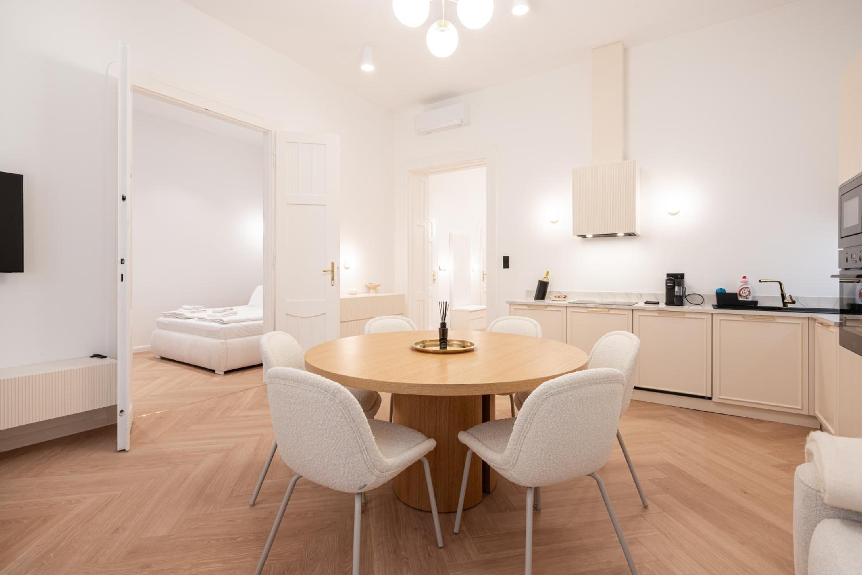 Prestige Elegant 3-BDR Apartment