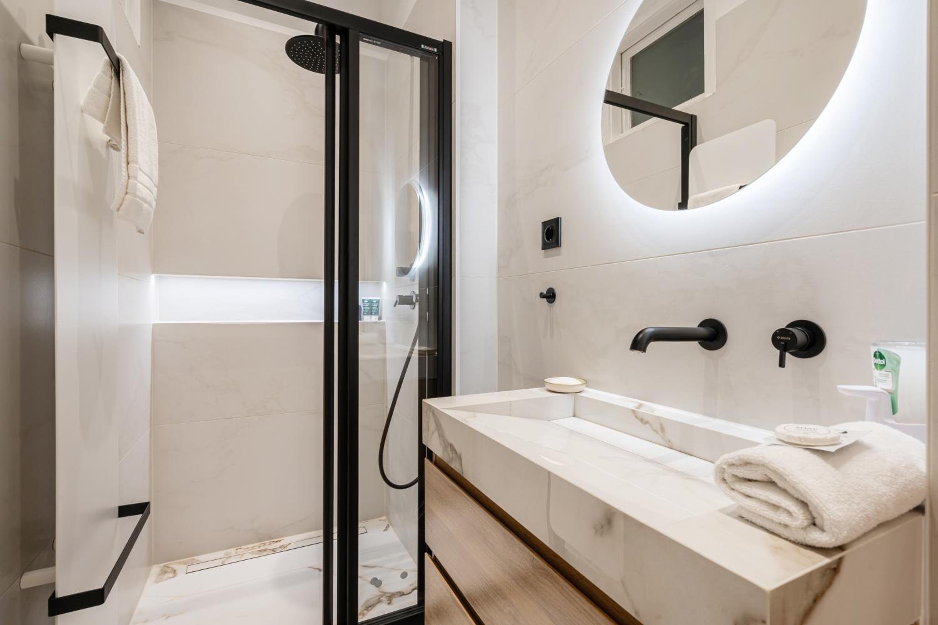 Prestige Elegant 3-BDR Apartment