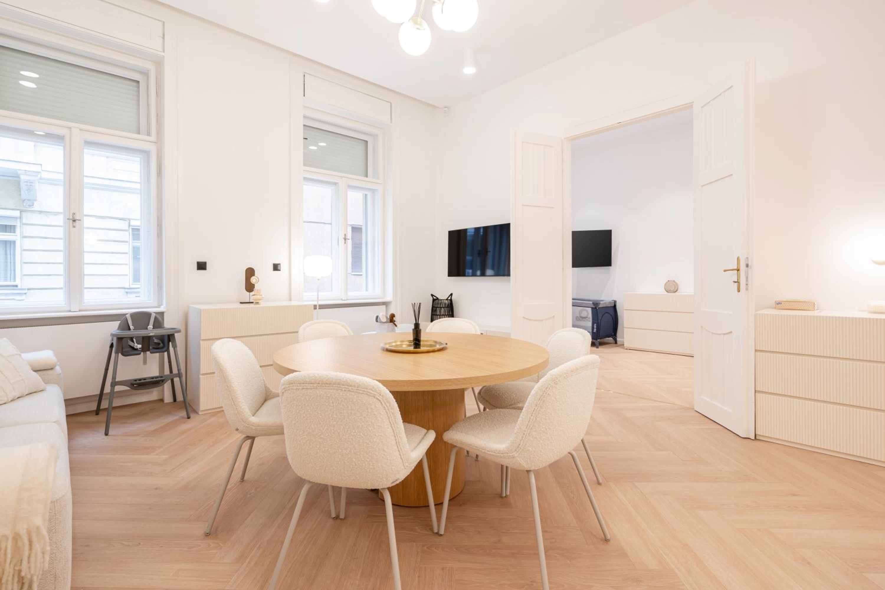 Prestige Elegant 3-BDR Apartment