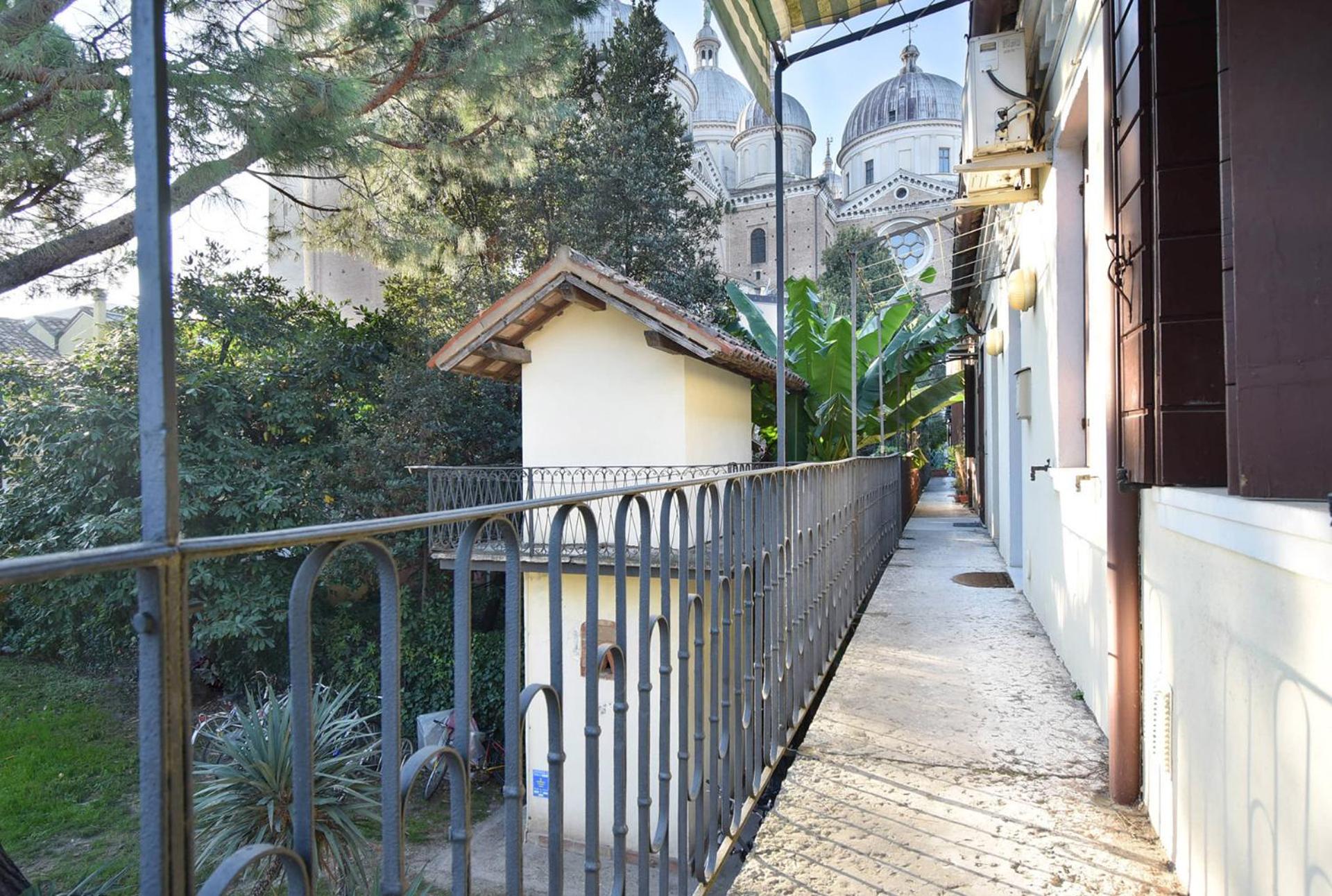 Welc-ōM Near Sant'Antonio Free Parking view 4