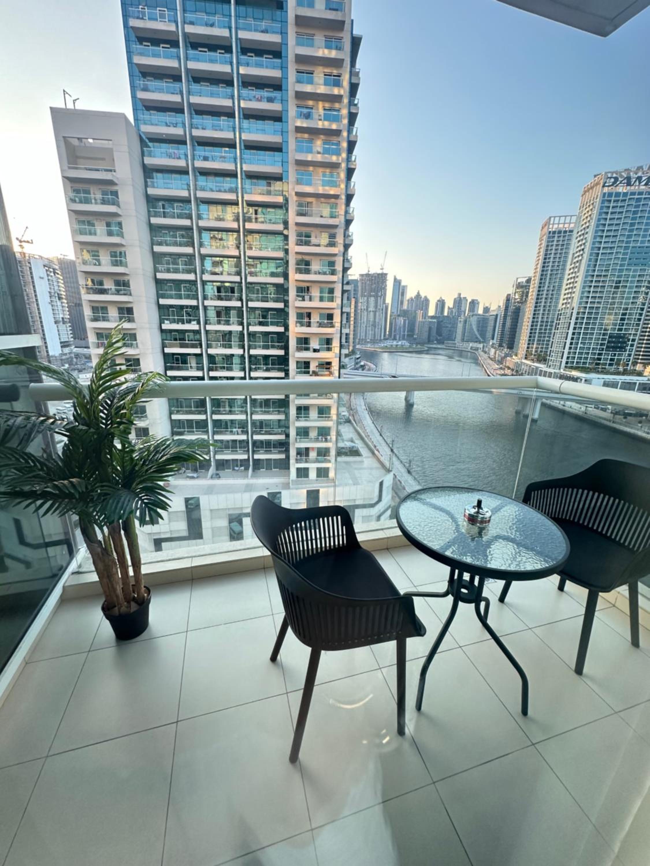 Urban Cozy 1BR apartment with Canal view - Free parking