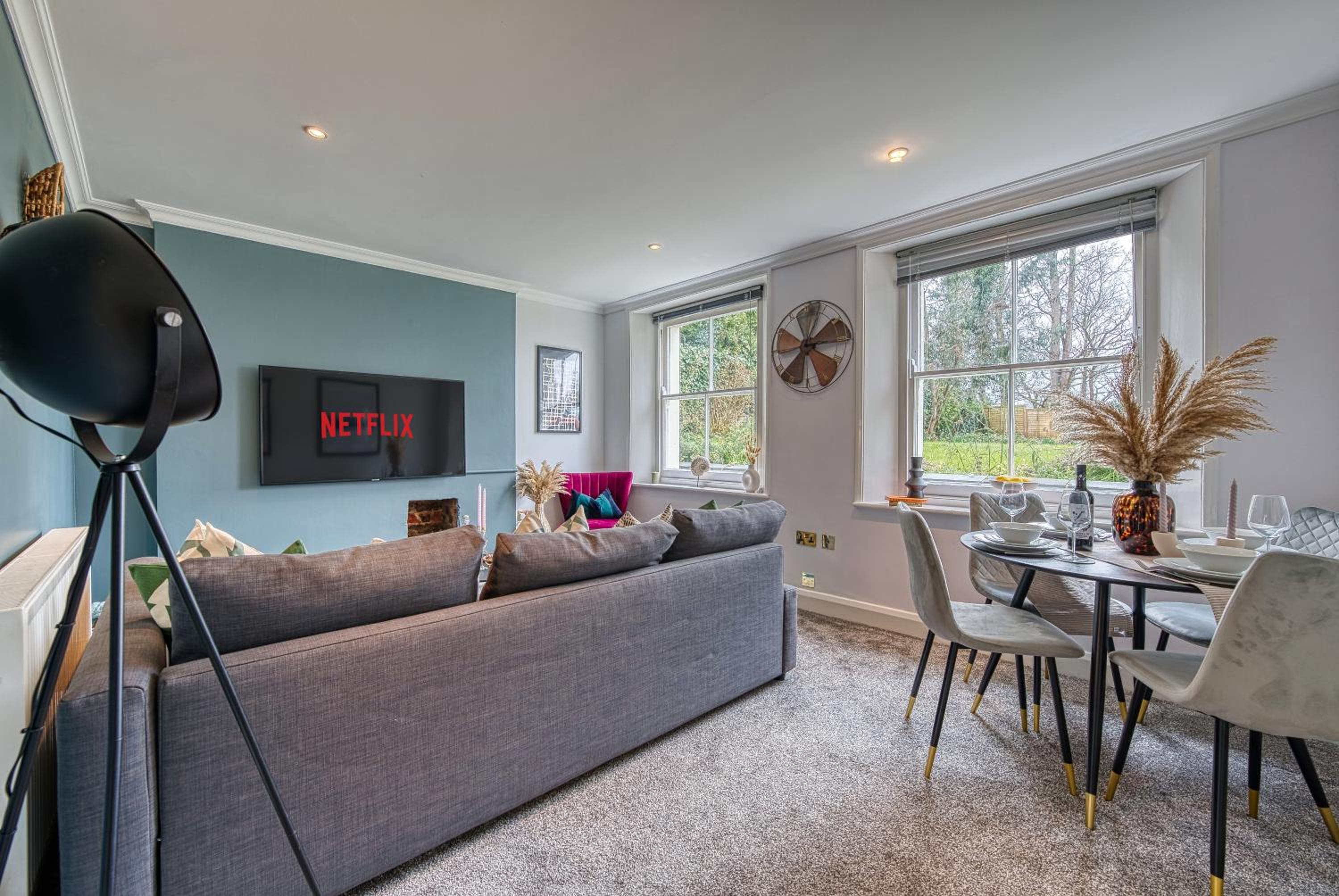 Period-style 2-Bed Apt, Sleeps 6, Ample free parking, Close to centre view 4