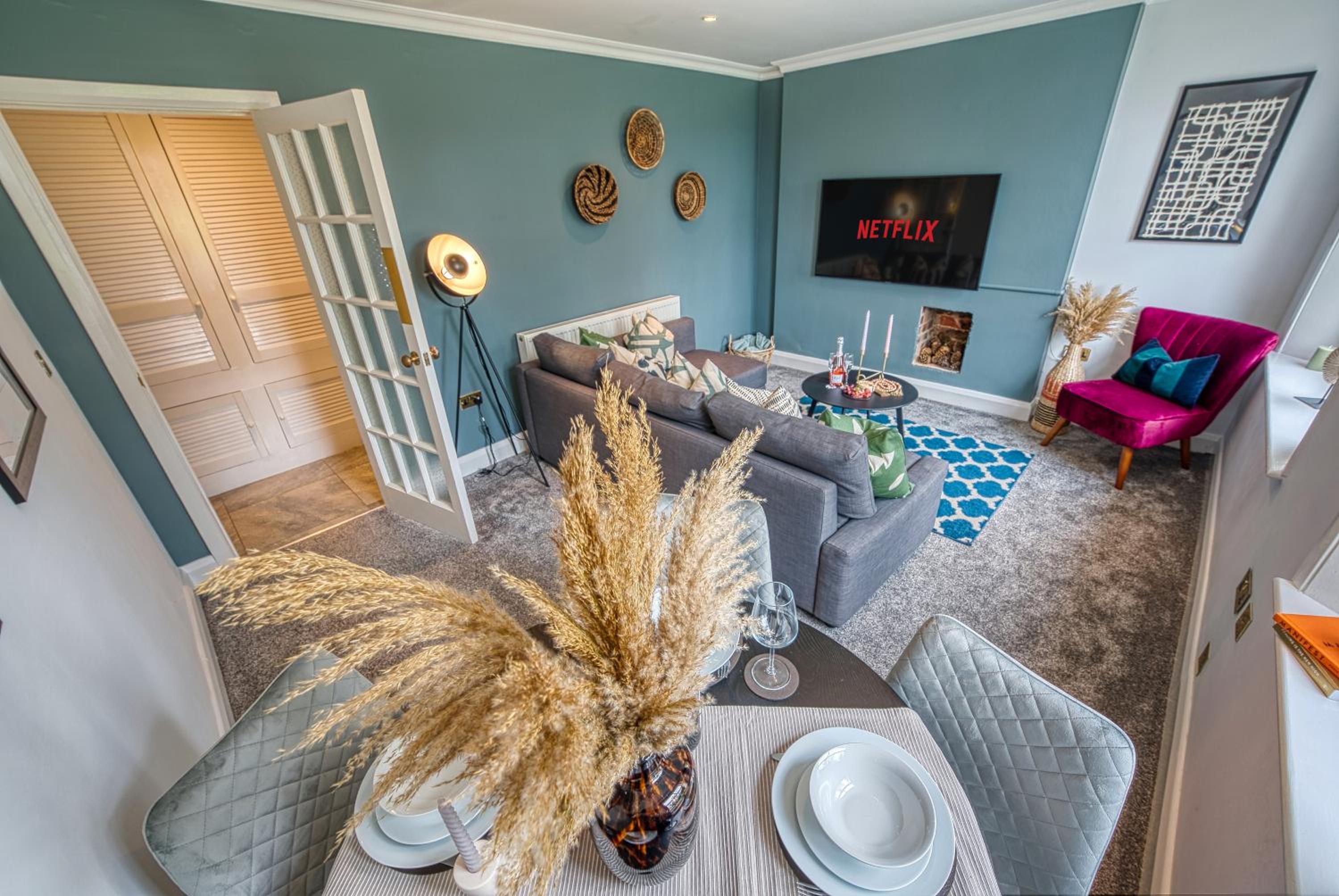 Period-style 2-Bed Apt, Sleeps 6, Ample free parking, Close to centre view 5