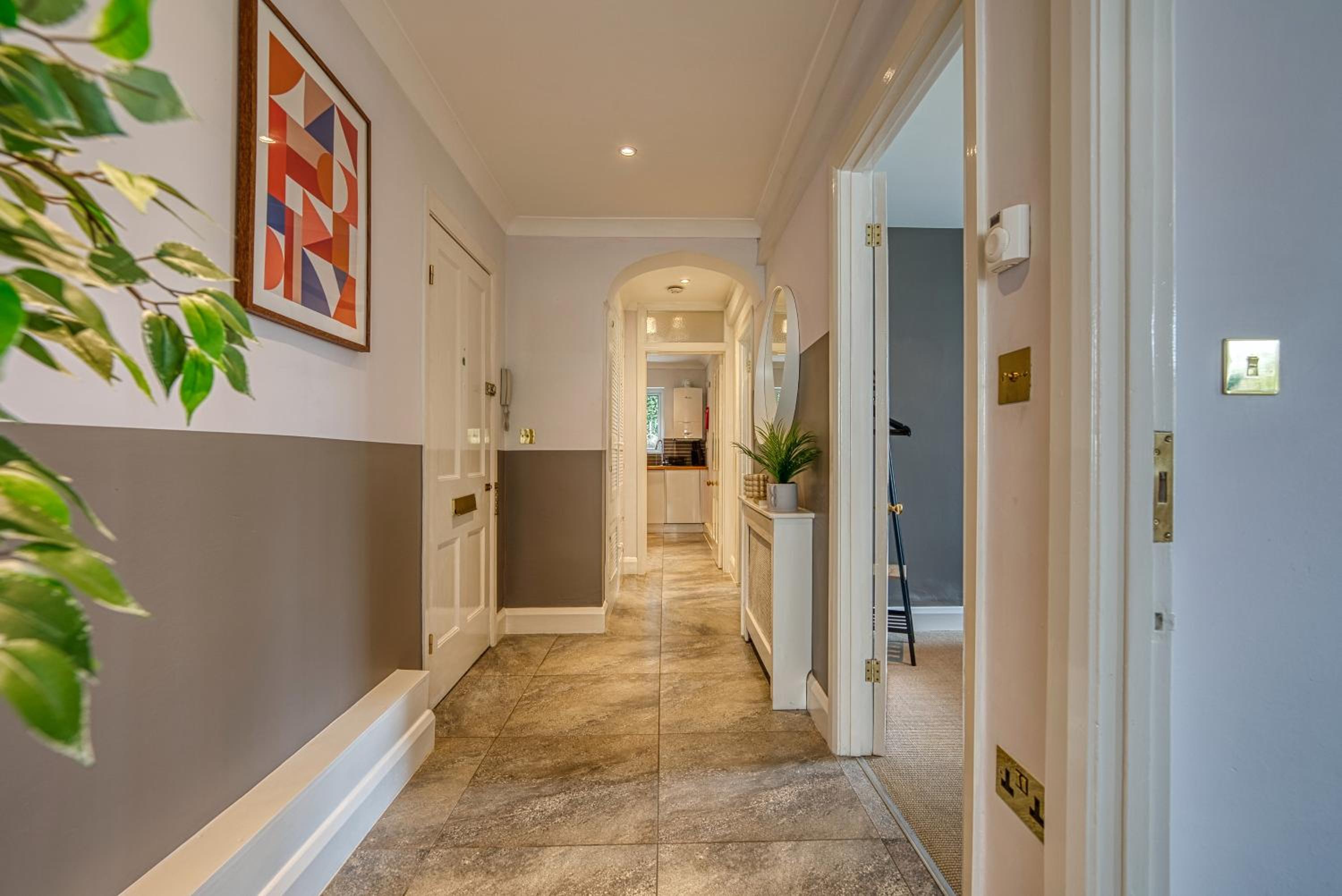 Period-style 2-Bed Apt, Sleeps 6, Ample free parking, Close to centre view 3