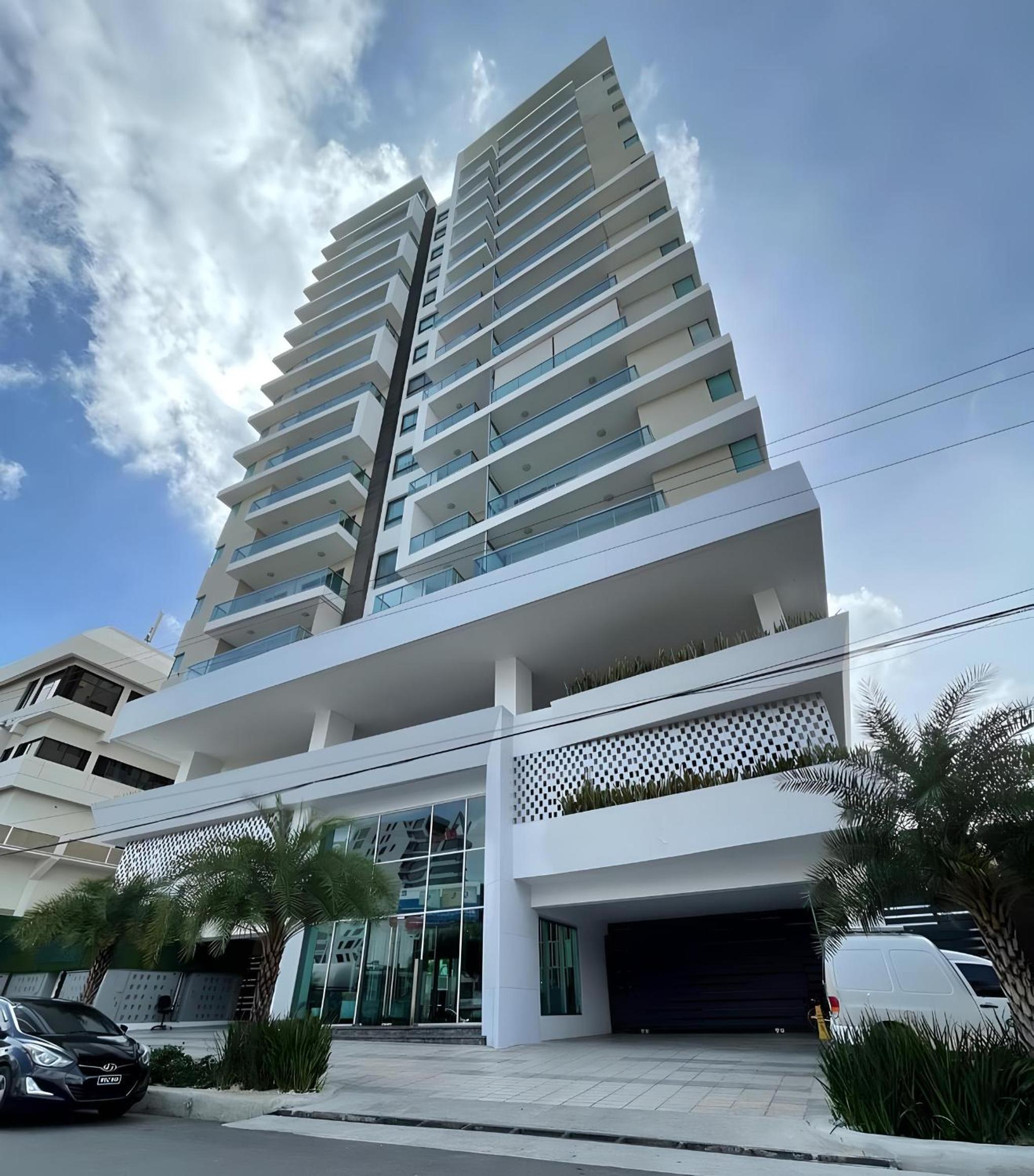 Upscale Centric Apt Near All