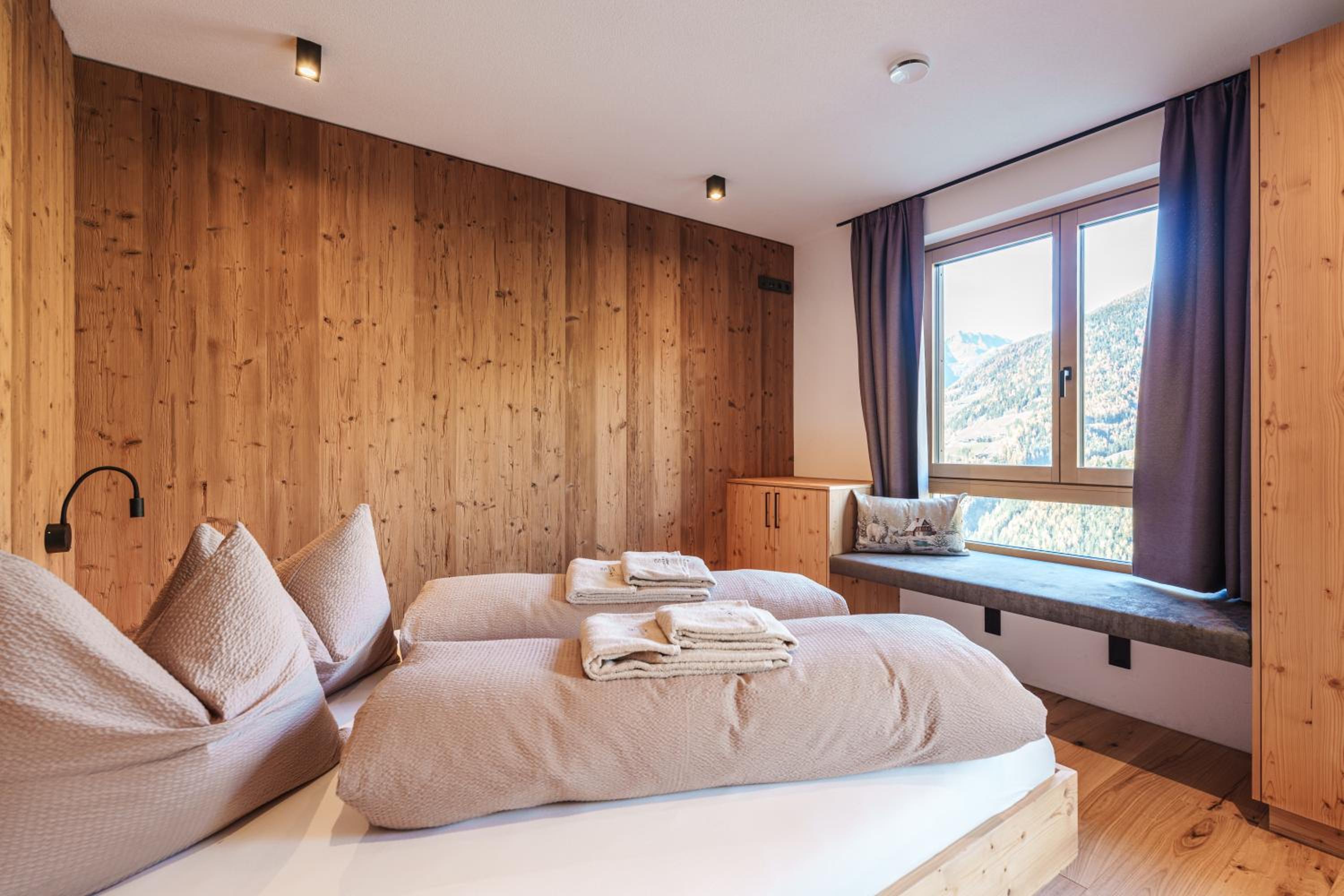 Lahnerhof Chalets mit Bergblick, Terrasse & Sauna im Ahrntal view 3