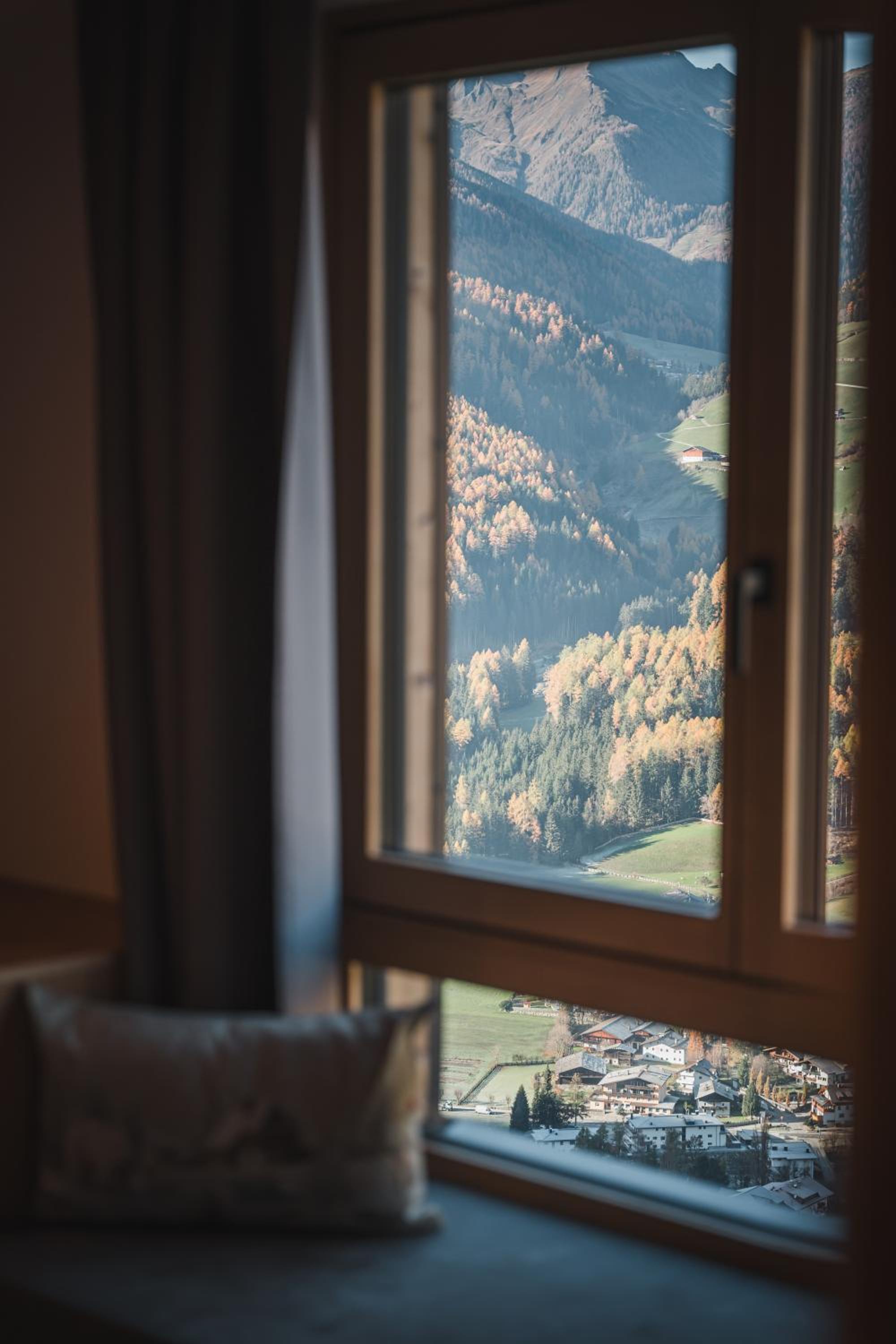 Lahnerhof Chalets mit Bergblick, Terrasse & Sauna im Ahrntal view 4