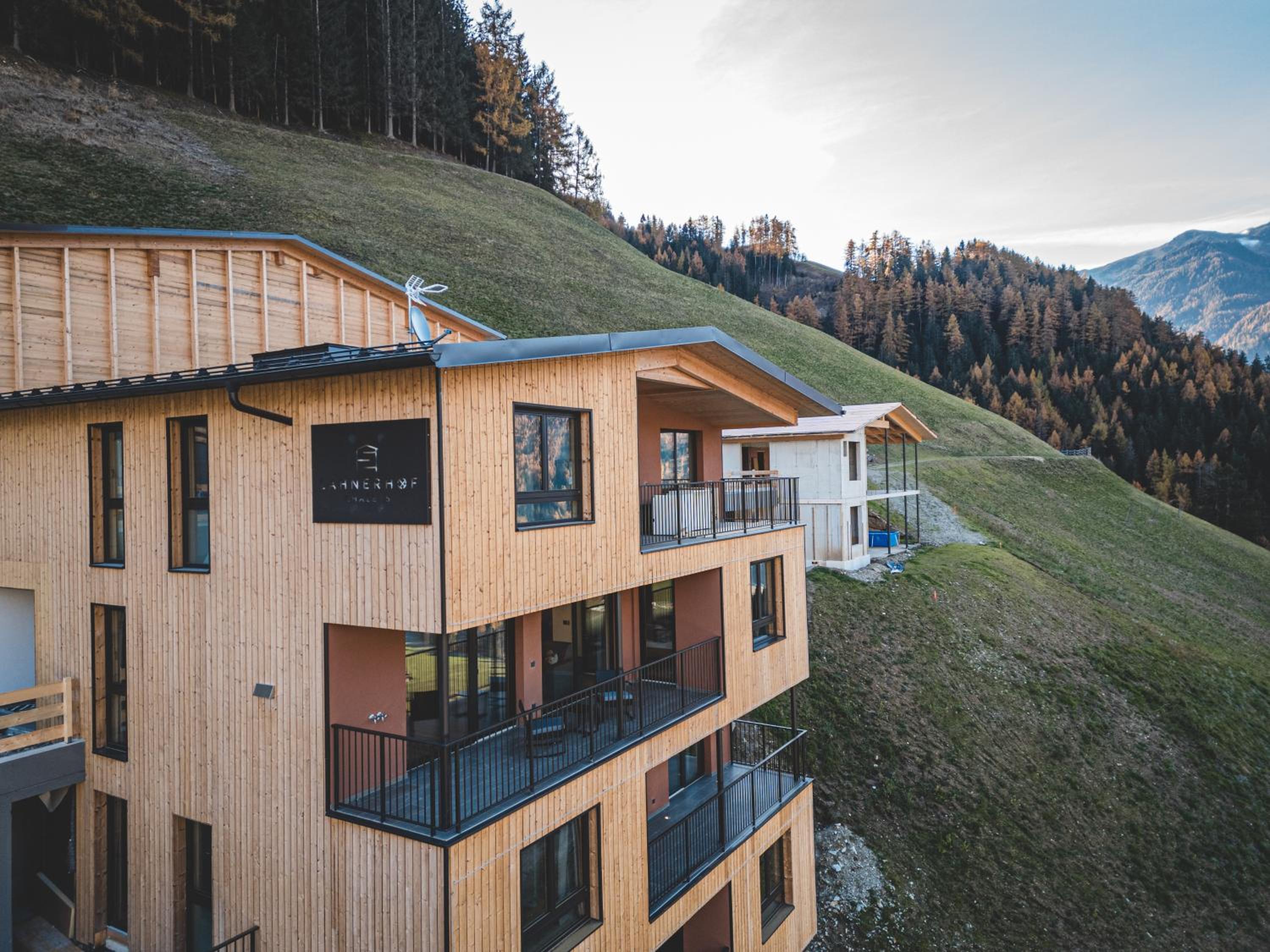 Lahnerhof Chalets mit Bergblick, Terrasse & Sauna im Ahrntal view 2
