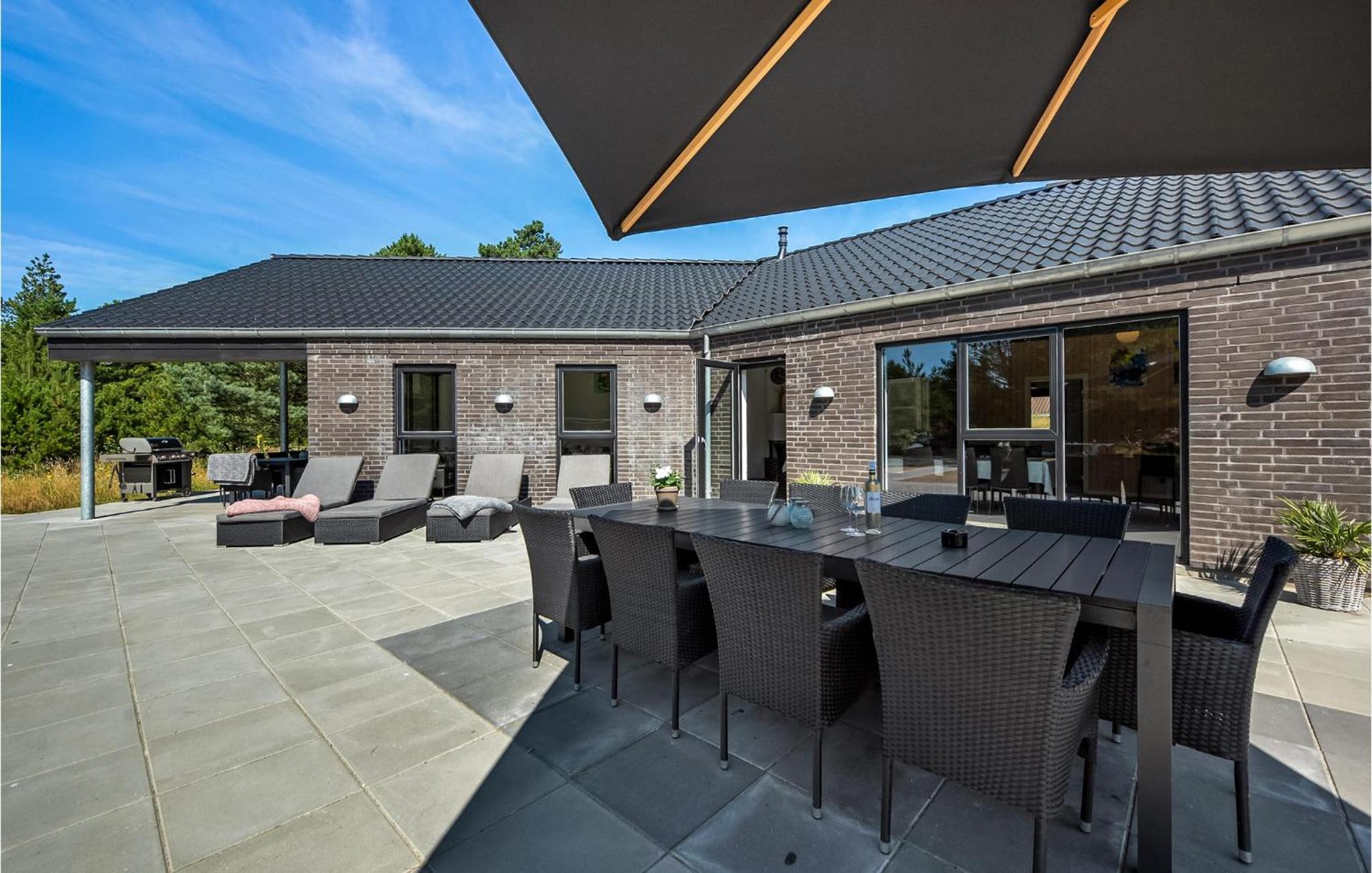 Nice Home In Blåvand With Kitchen