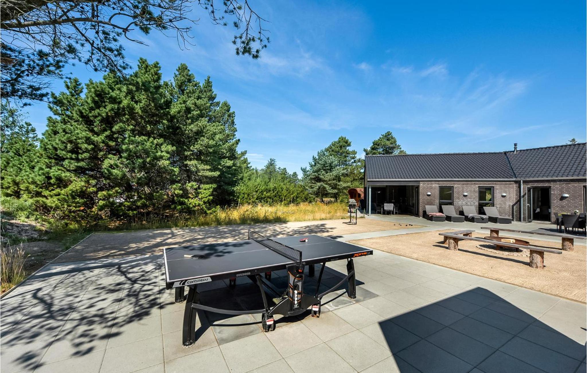 Nice Home In Blåvand With Kitchen