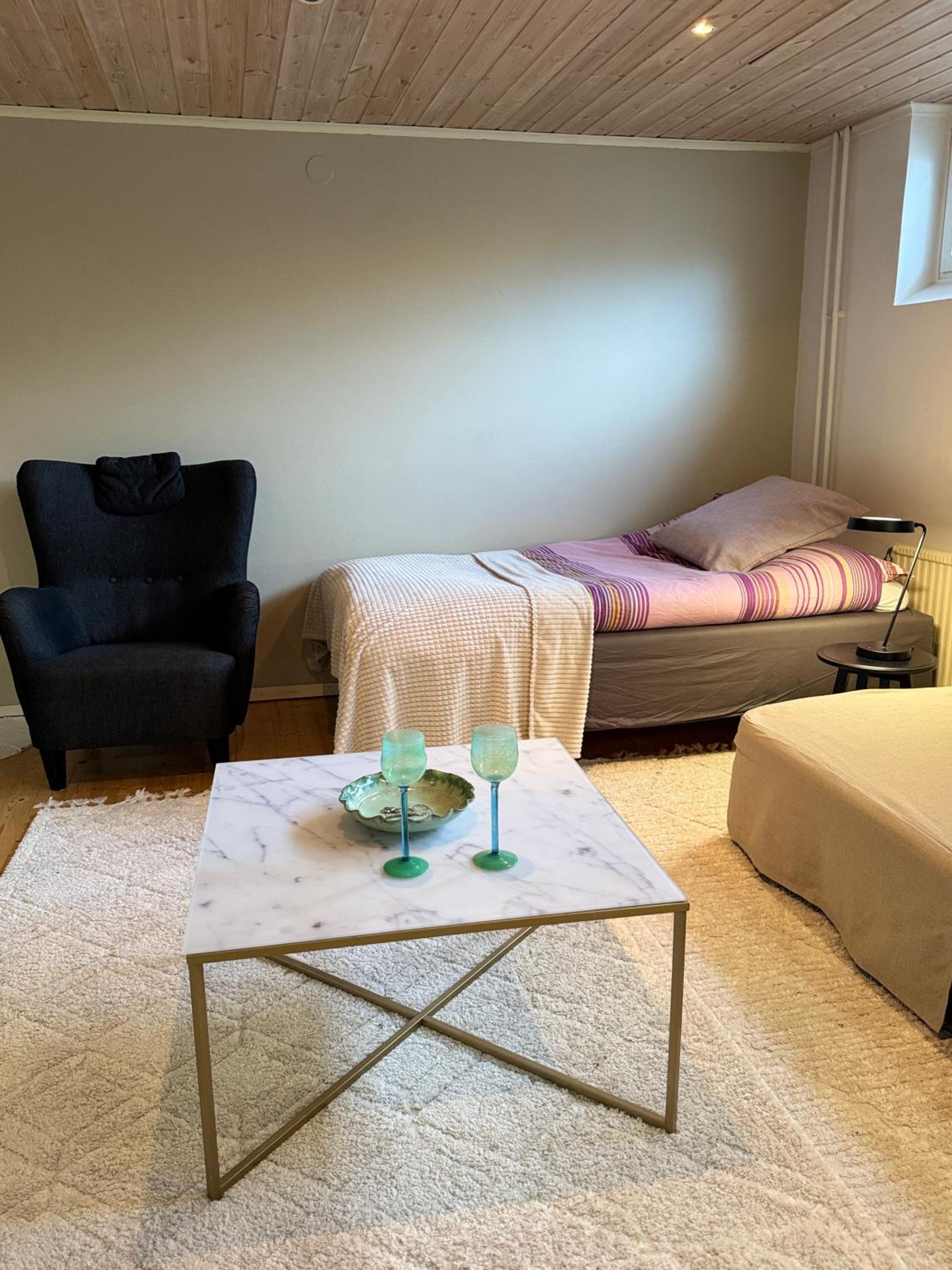 Coosy authentic swedish wooden studio apartment, 25 min to Stockholm city-Own entrance